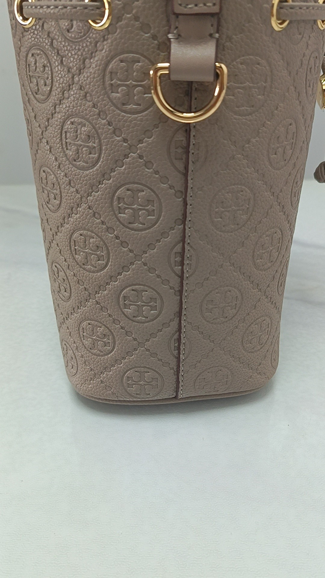 Tory Burch ～TB新款T Monogram 桶包 大号 图案 精选荔枝纹压花牛皮 该系列魅力隽永
