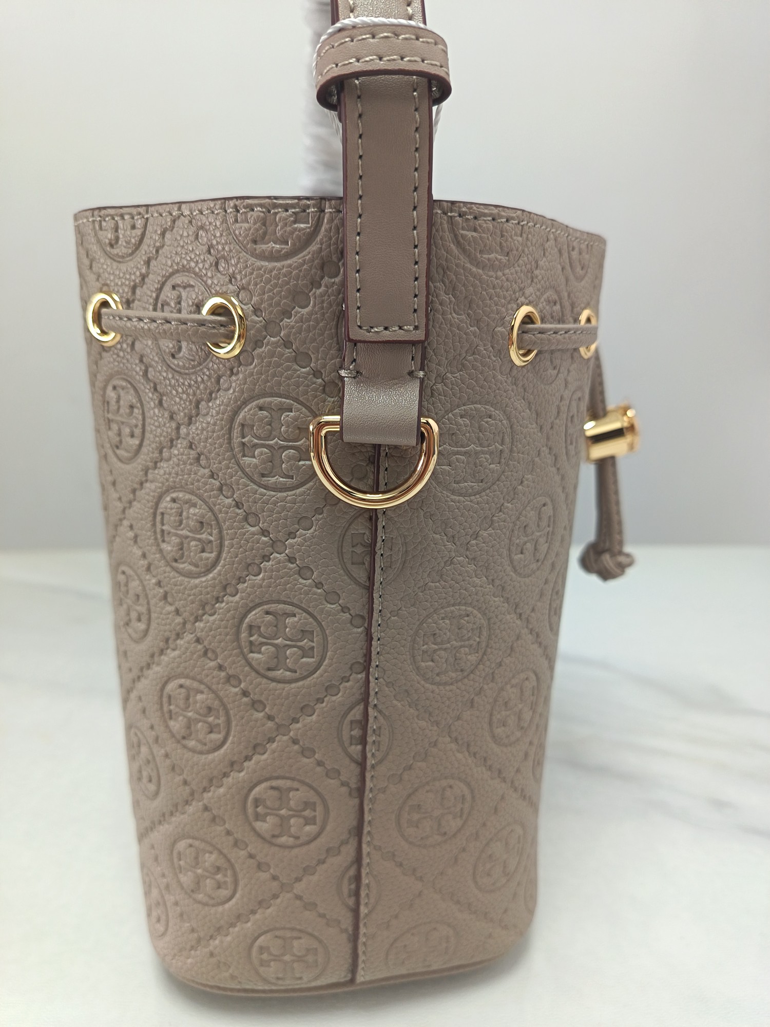 Tory Burch ～TB新款T Monogram 桶包 大号 图案 精选荔枝纹压花牛皮 该系列魅力隽永