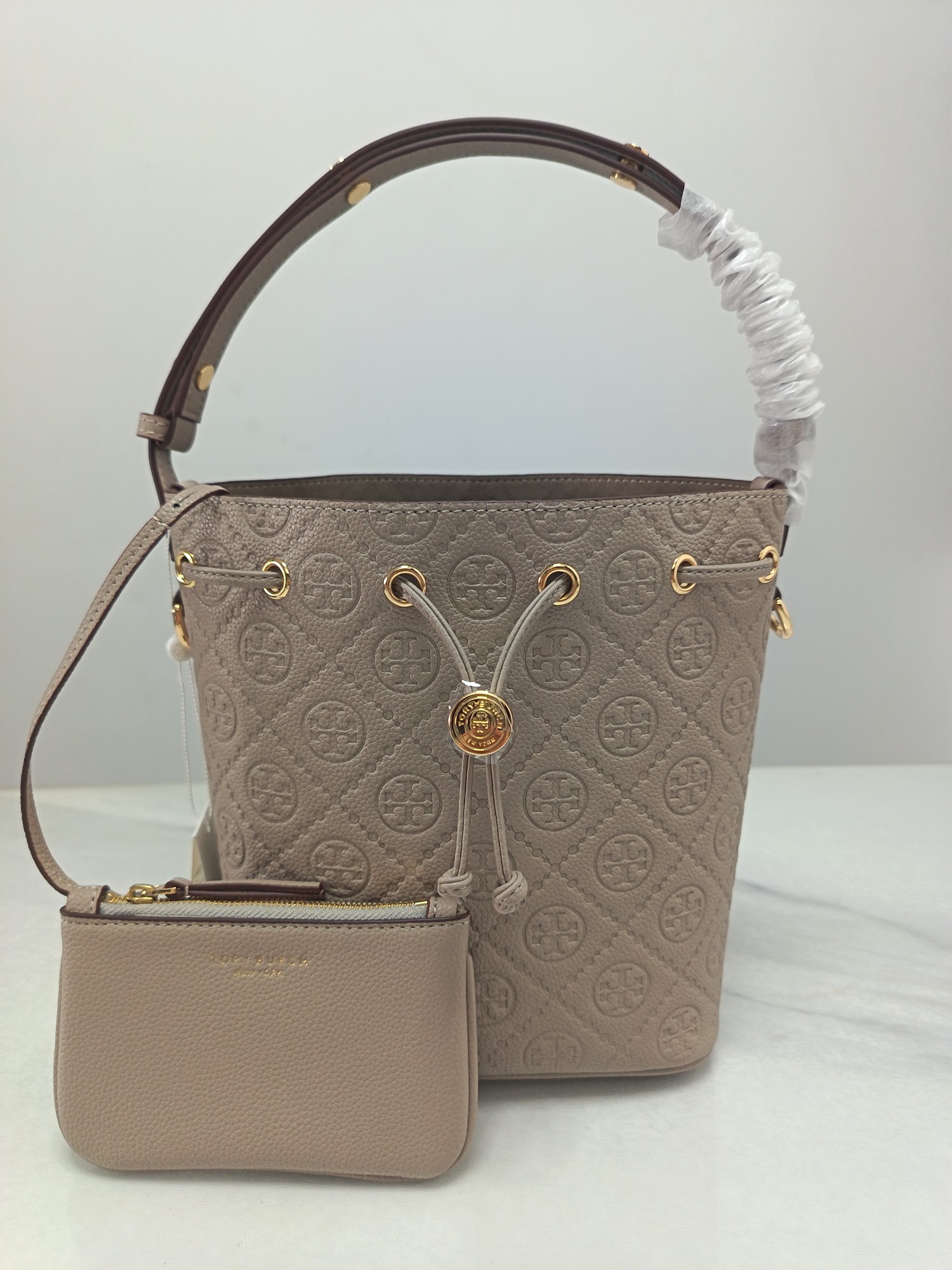 Tory Burch ～TB新款T Monogram 桶包 大号 图案 精选荔枝纹压花牛皮 该系列魅力隽永