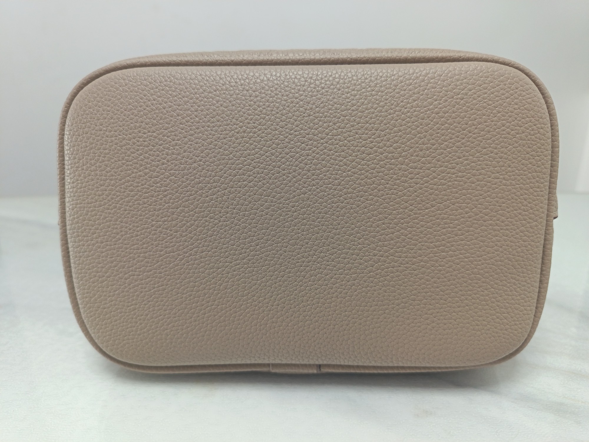 Tory Burch ～TB新款T Monogram 桶包 大号 图案 精选荔枝纹压花牛皮 该系列魅力隽永