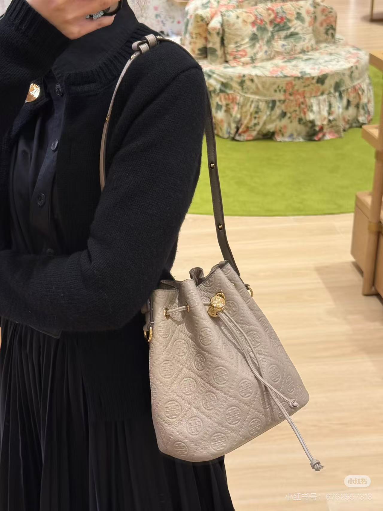 Tory Burch ～TB新款T Monogram 桶包 大号 图案 精选荔枝纹压花牛皮 该系列魅力隽永