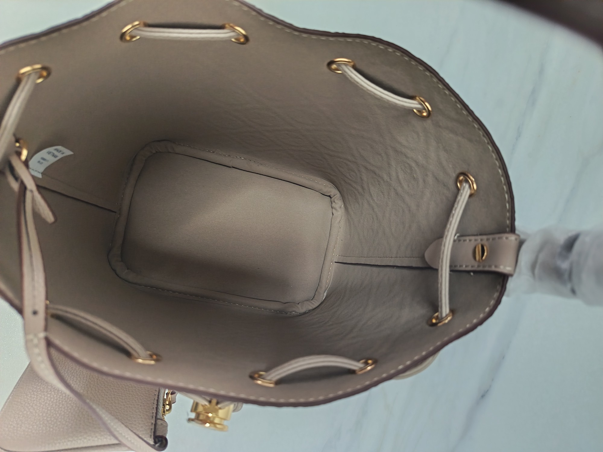 Tory Burch ～TB新款T Monogram 桶包 大号 图案 精选荔枝纹压花牛皮 该系列魅力隽永