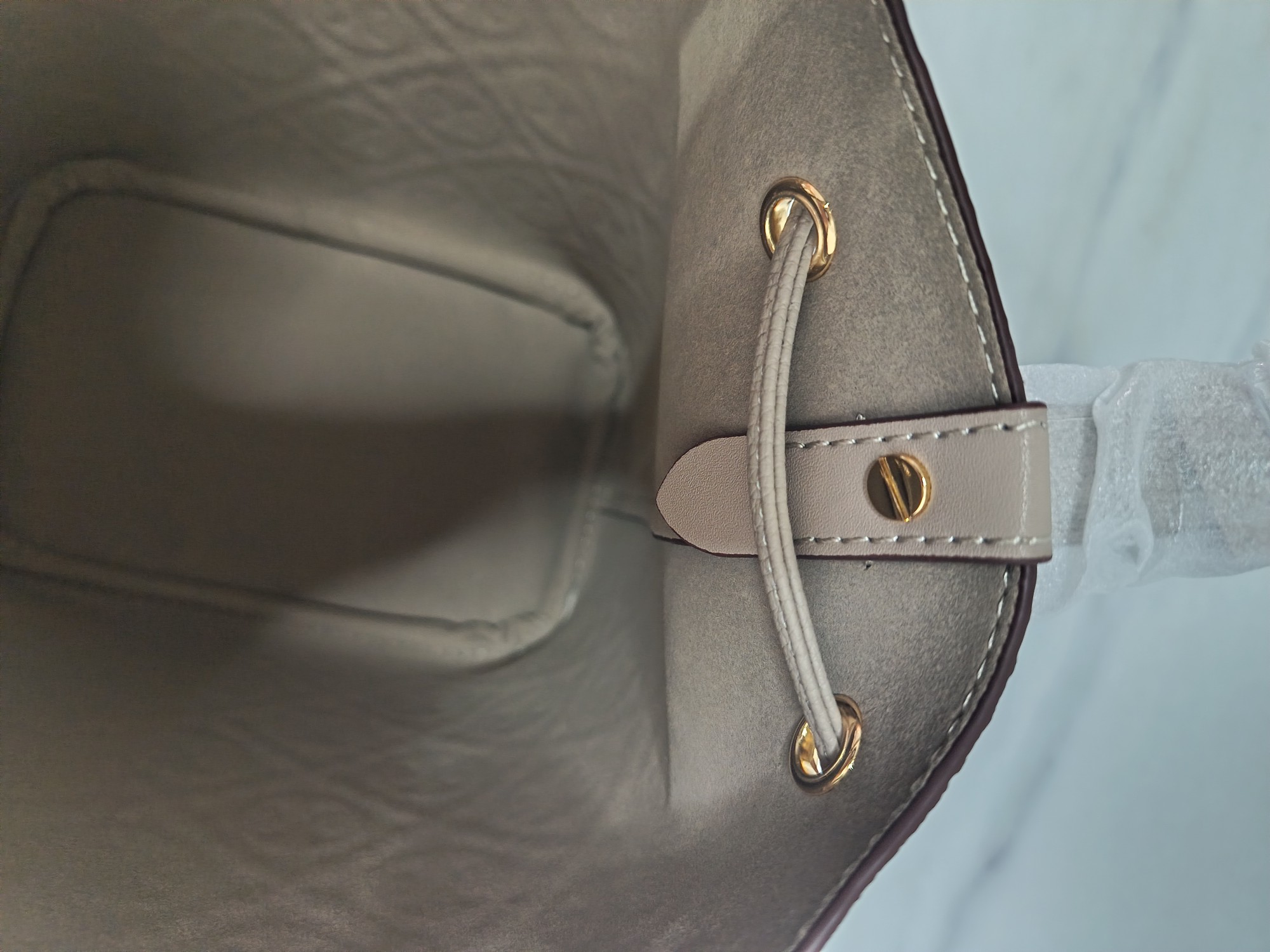 Tory Burch ～TB新款T Monogram 桶包 大号 图案 精选荔枝纹压花牛皮 该系列魅力隽永