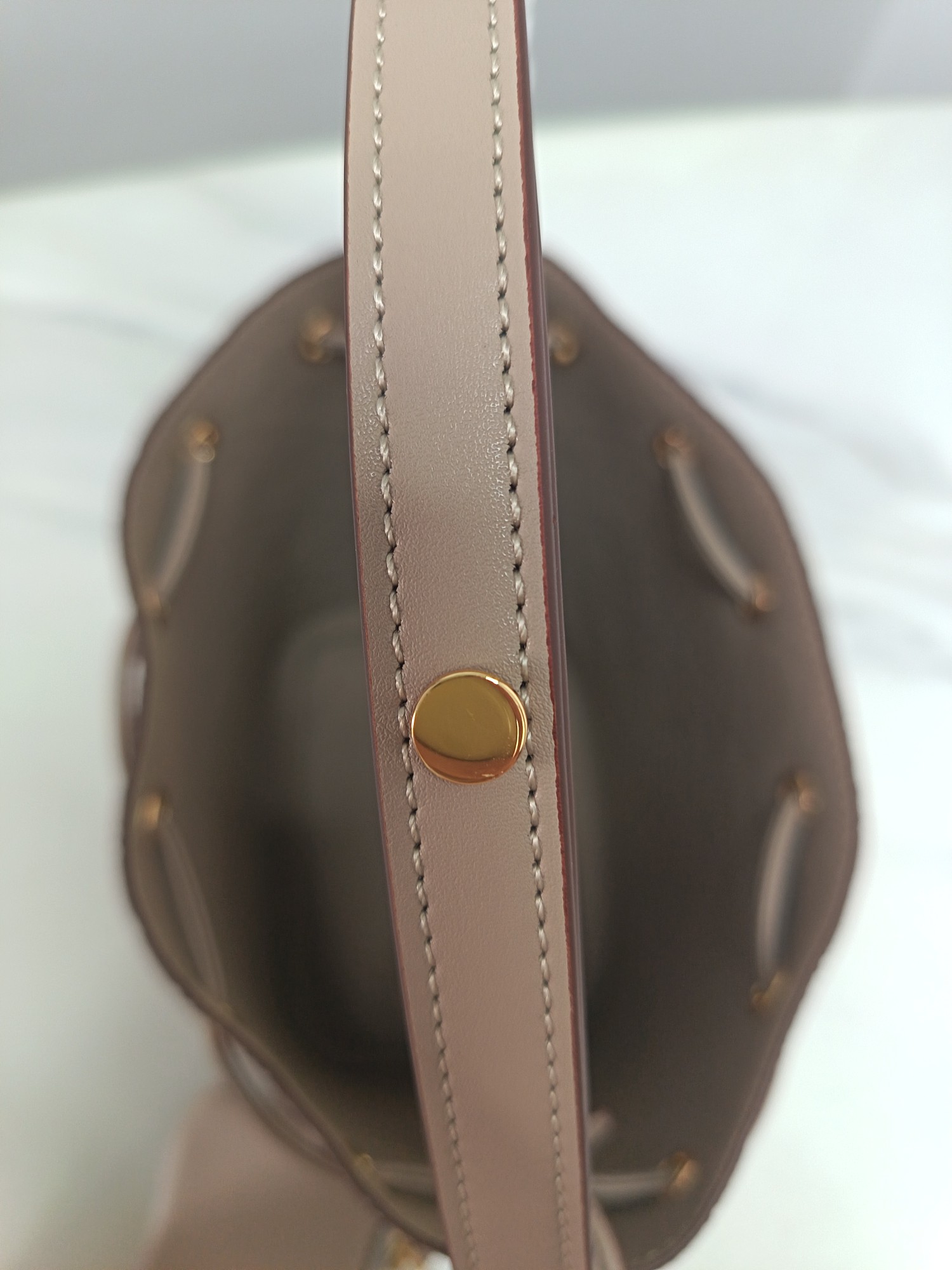 Tory Burch ～TB新款T Monogram 桶包 大号 图案 精选荔枝纹压花牛皮 该系列魅力隽永