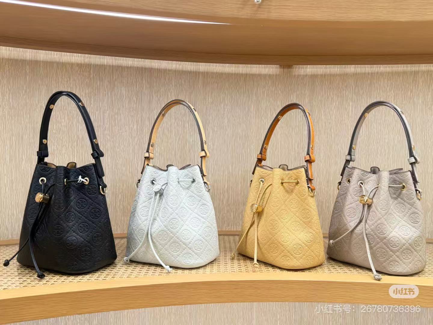 Tory Burch ～TB新款T Monogram 桶包 大号 图案 精选荔枝纹压花牛皮 该系列魅力隽永