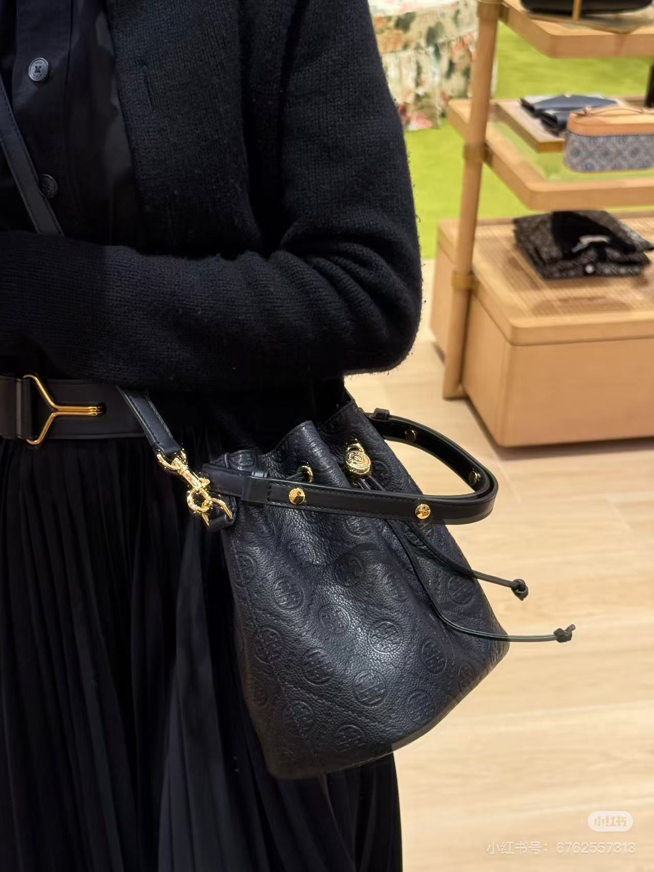 Tory Burch ～TB新款T Monogram 桶包 大号 图案 精选荔枝纹压花牛皮 该系列魅力隽永