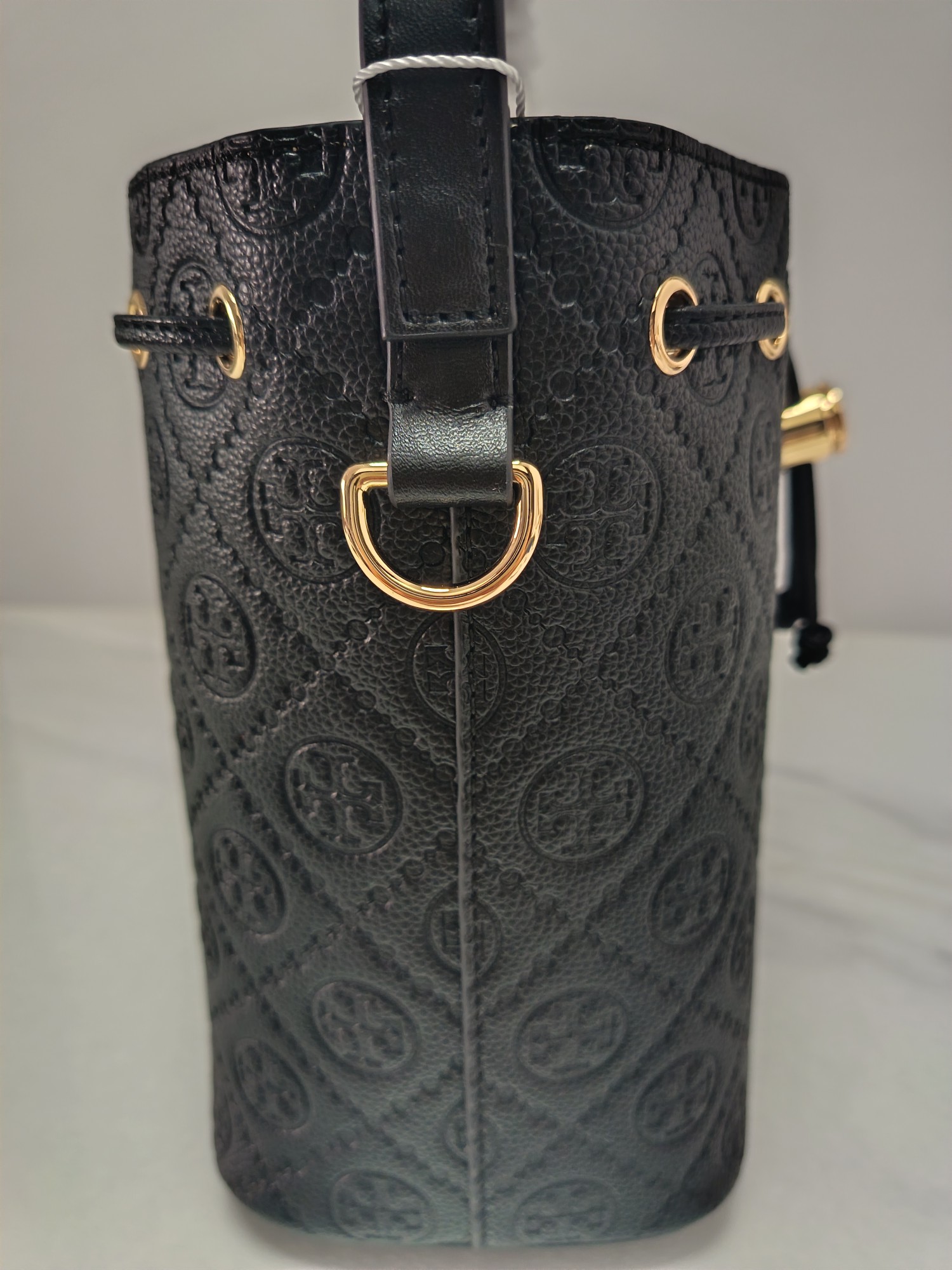 Tory Burch ～TB新款T Monogram 桶包 大号 图案 精选荔枝纹压花牛皮 该系列魅力隽永