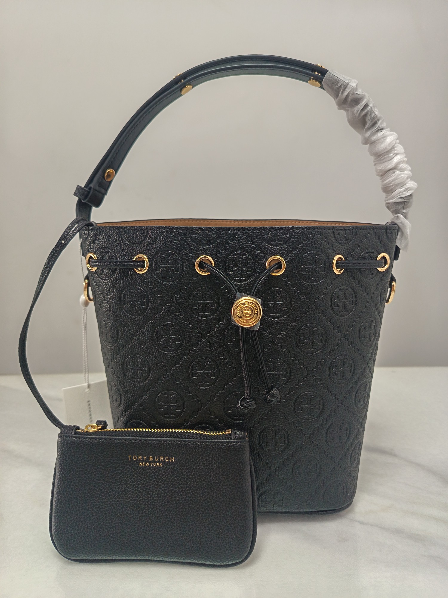 Tory Burch ～TB新款T Monogram 桶包 大号 图案 精选荔枝纹压花牛皮 该系列魅力隽永
