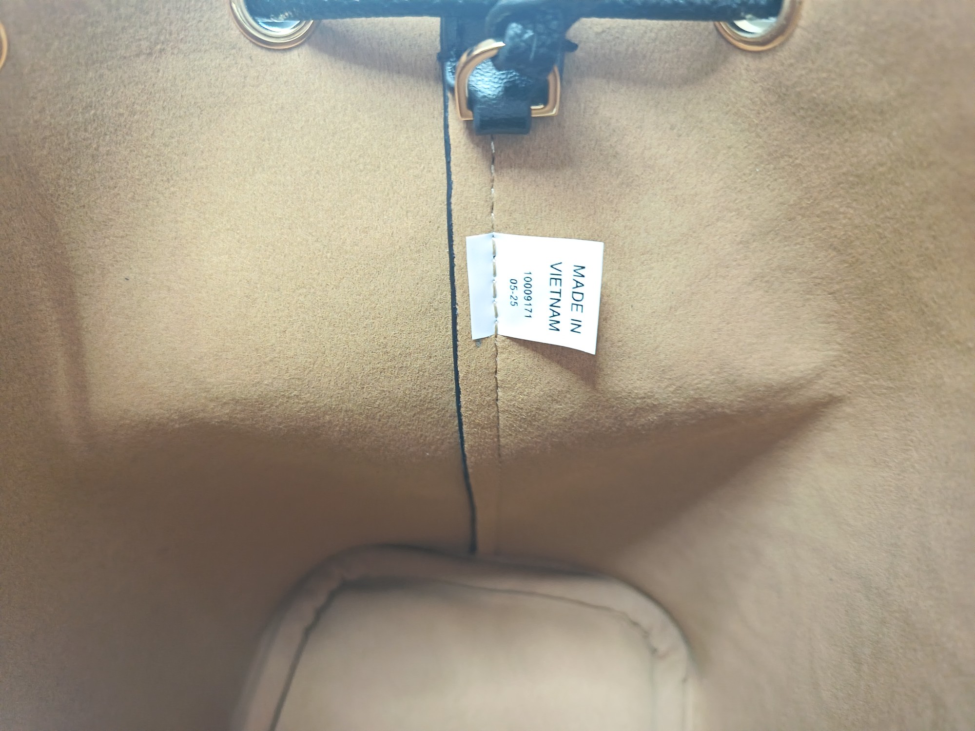 Tory Burch ～TB新款T Monogram 桶包 大号 图案 精选荔枝纹压花牛皮 该系列魅力隽永