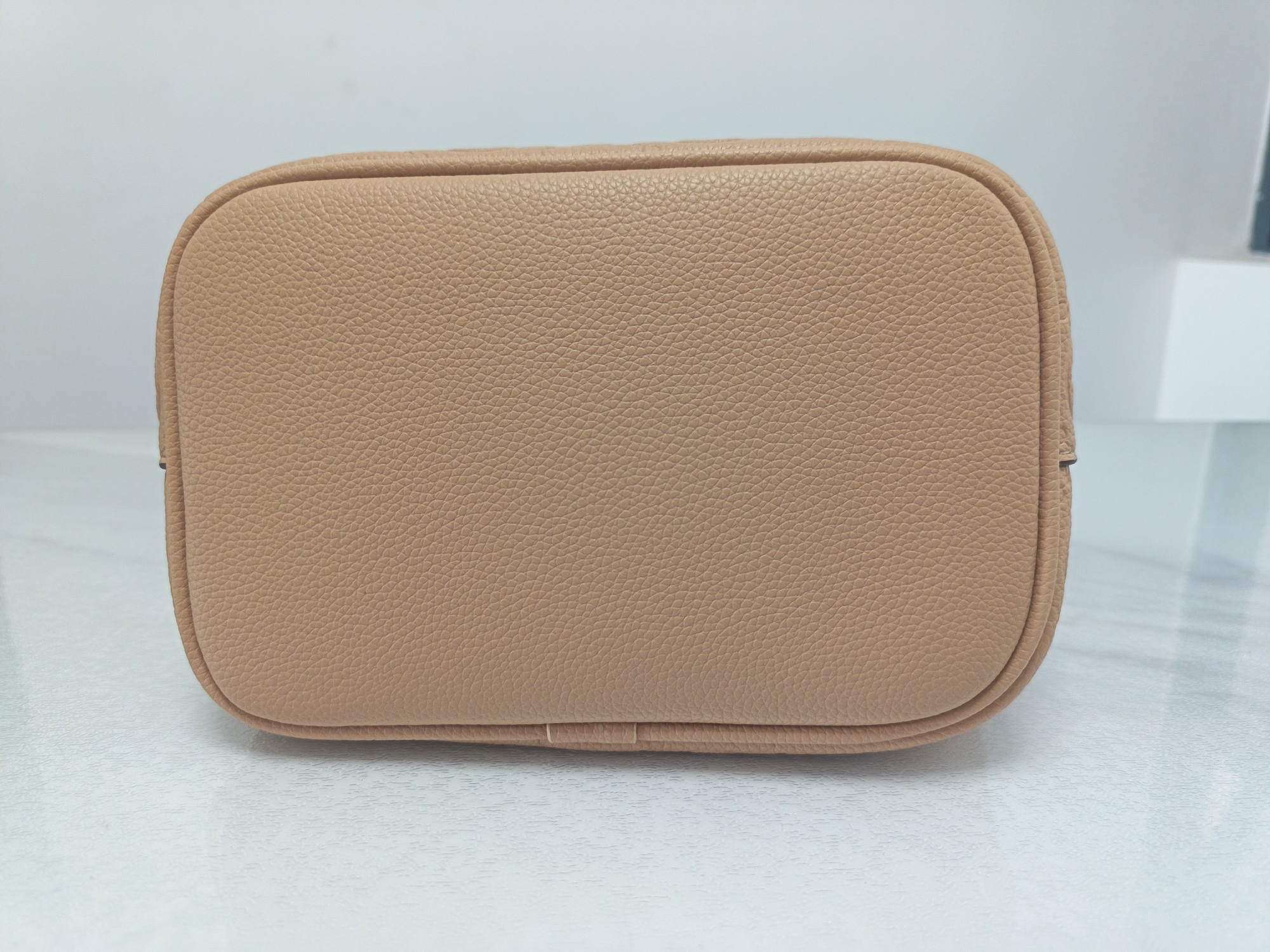Tory Burch ～TB新款T Monogram 桶包 大号 图案 精选荔枝纹压花牛皮 该系列魅力隽永