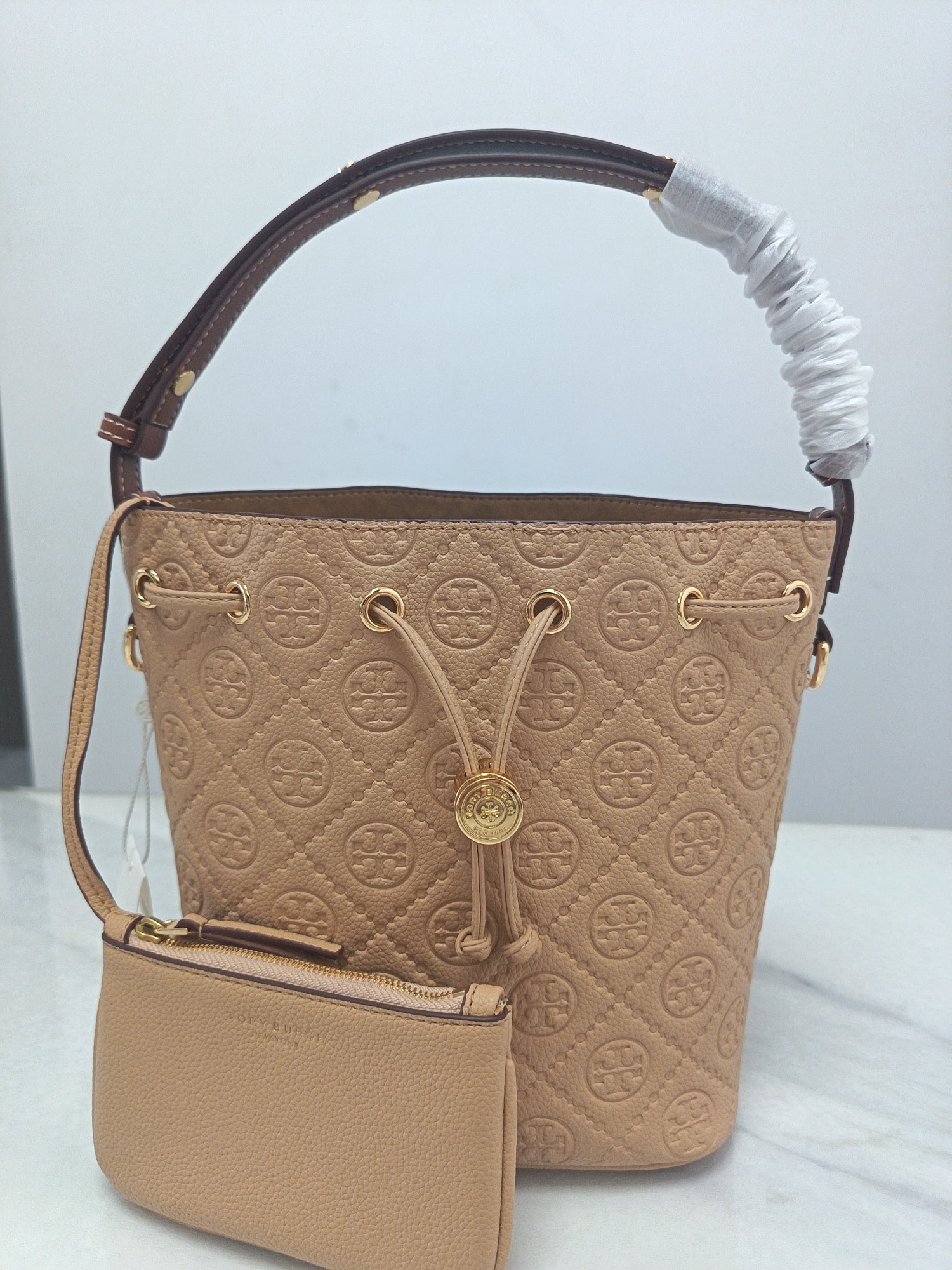 Tory Burch ～TB新款T Monogram 桶包 大号 图案 精选荔枝纹压花牛皮 该系列魅力隽永