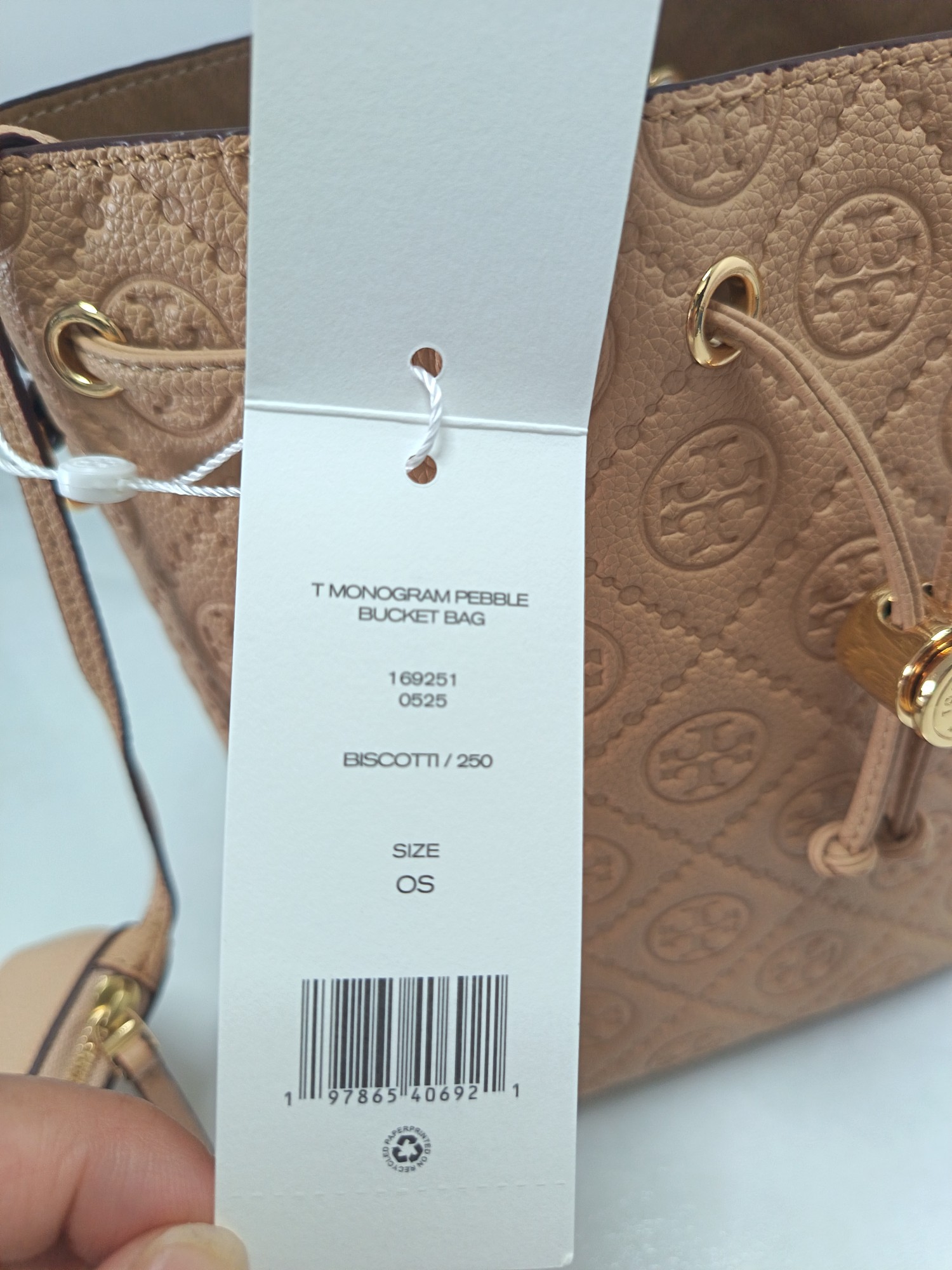 Tory Burch ～TB新款T Monogram 桶包 大号 图案 精选荔枝纹压花牛皮 该系列魅力隽永
