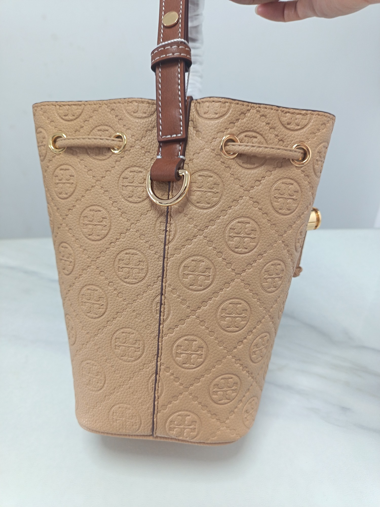 Tory Burch ～TB新款T Monogram 桶包 大号 图案 精选荔枝纹压花牛皮 该系列魅力隽永