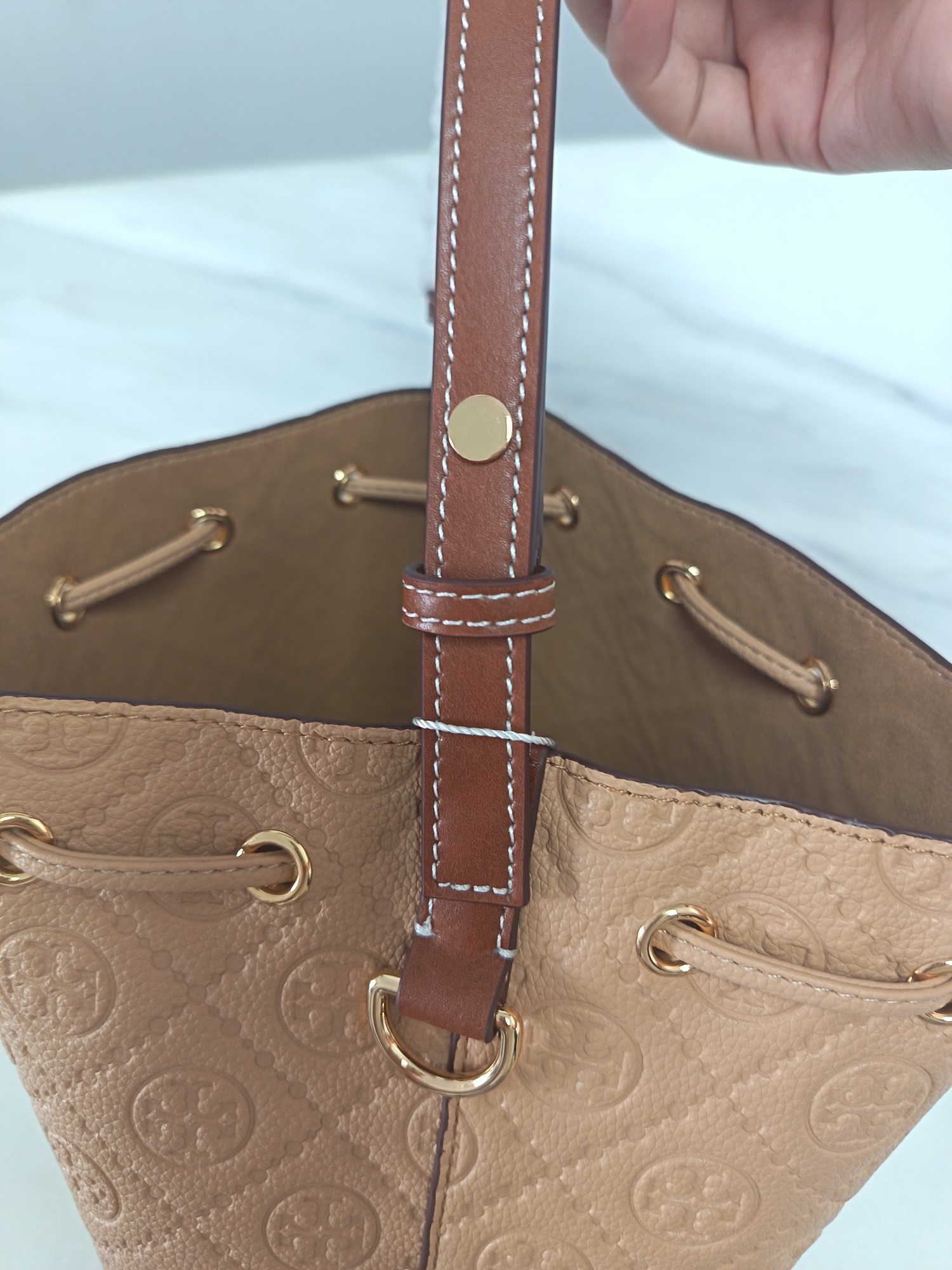 Tory Burch ～TB新款T Monogram 桶包 大号 图案 精选荔枝纹压花牛皮 该系列魅力隽永