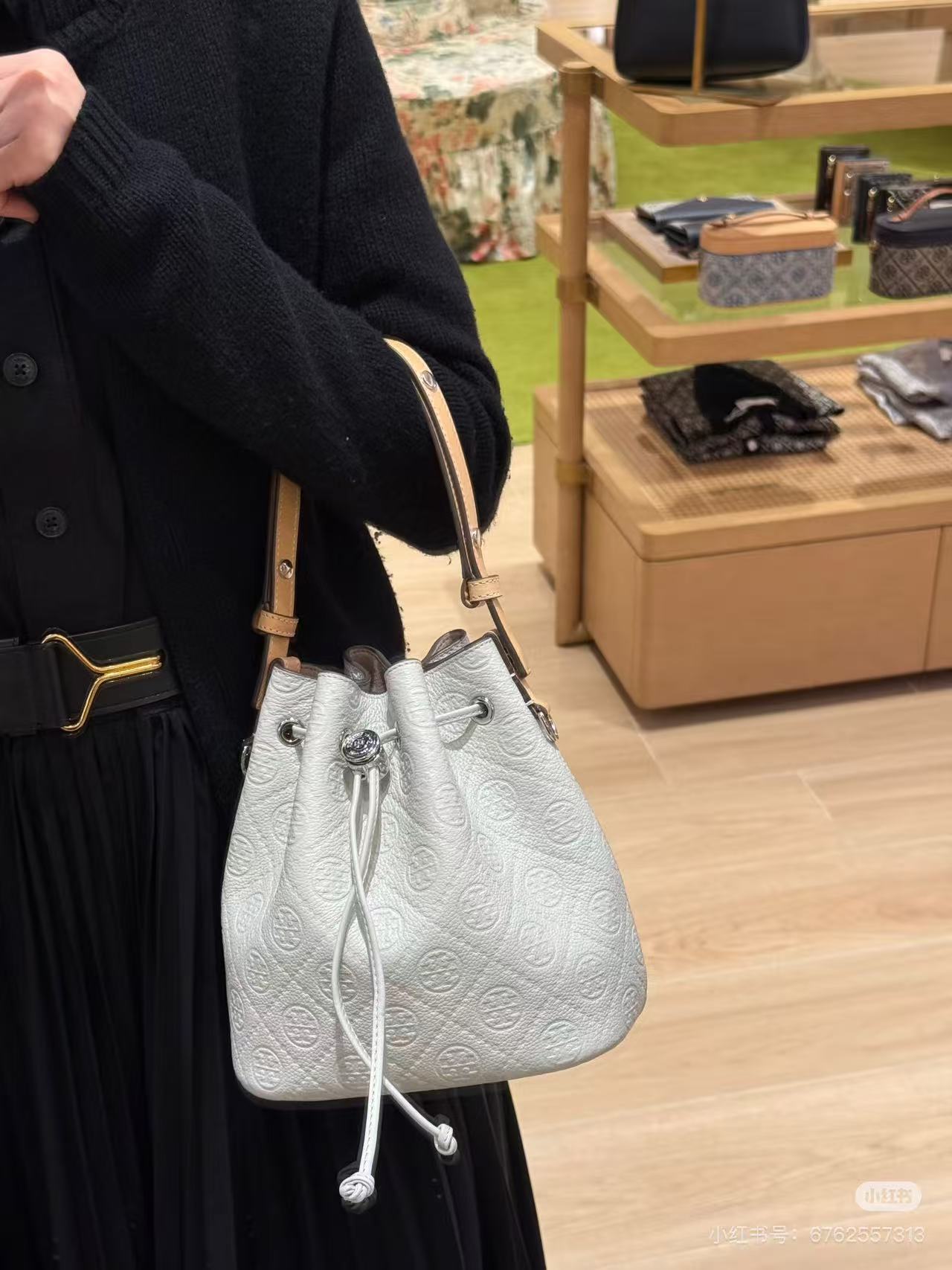 Tory Burch ～TB新款T Monogram 桶包 大号 图案 精选荔枝纹压花牛皮 该系列魅力隽永