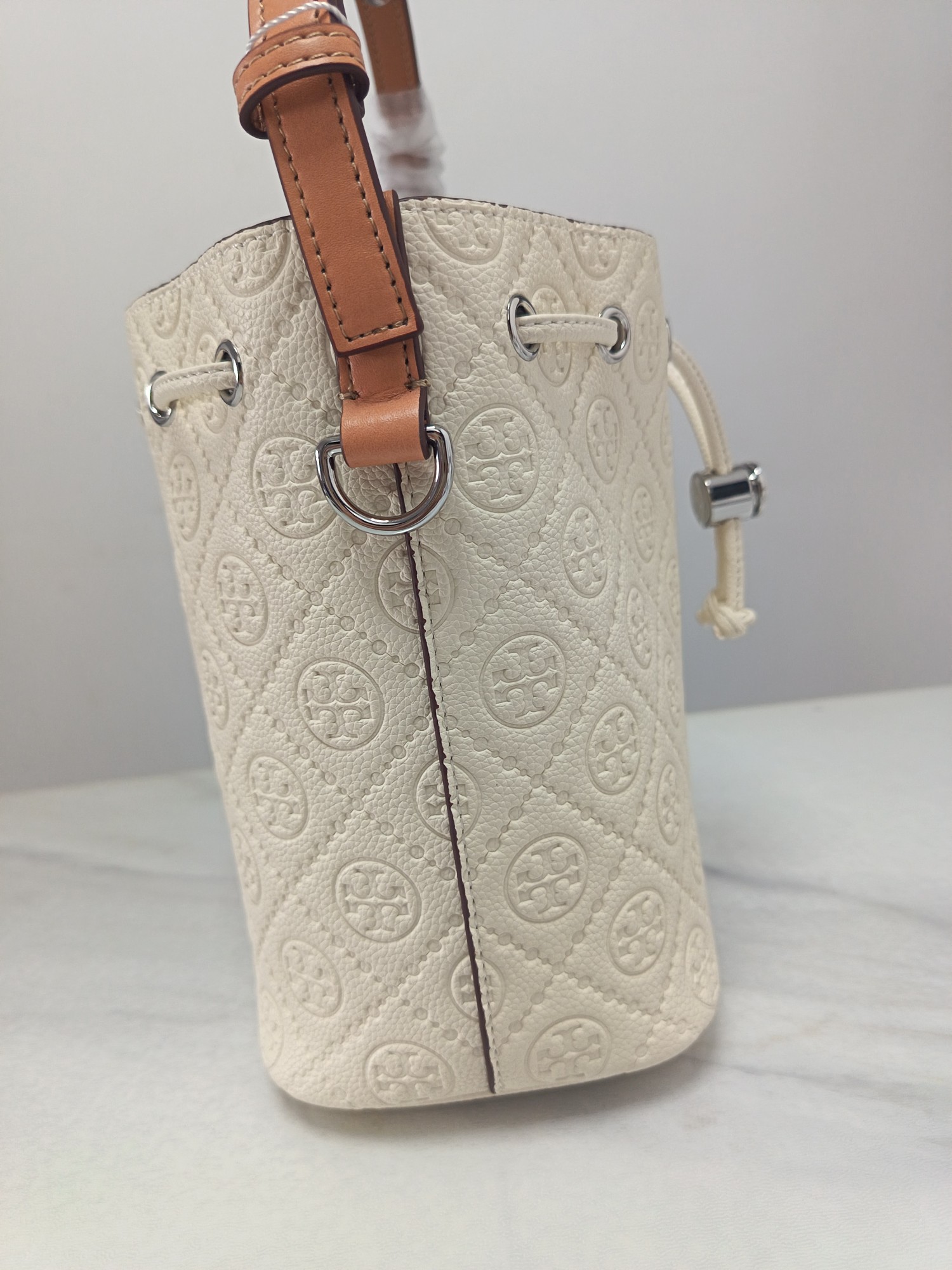 Tory Burch ～TB新款T Monogram 桶包 大号 图案 精选荔枝纹压花牛皮 该系列魅力隽永