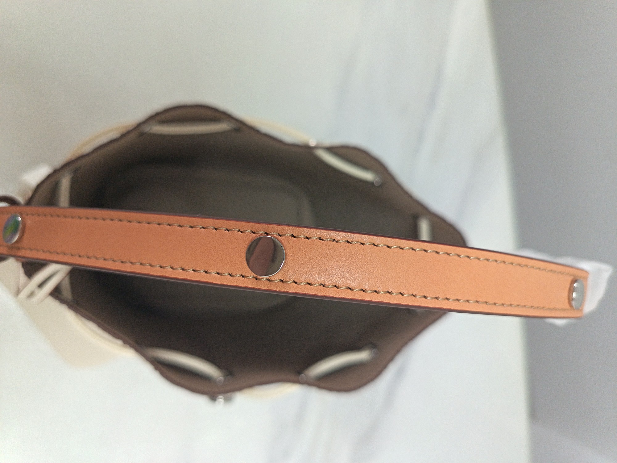 Tory Burch ～TB新款T Monogram 桶包 大号 图案 精选荔枝纹压花牛皮 该系列魅力隽永
