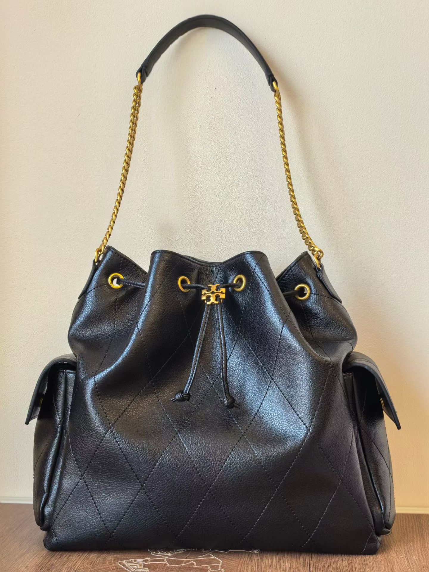 Tory Burch ToryBurch CHARLIE 大号绗缝抽绳肩背包