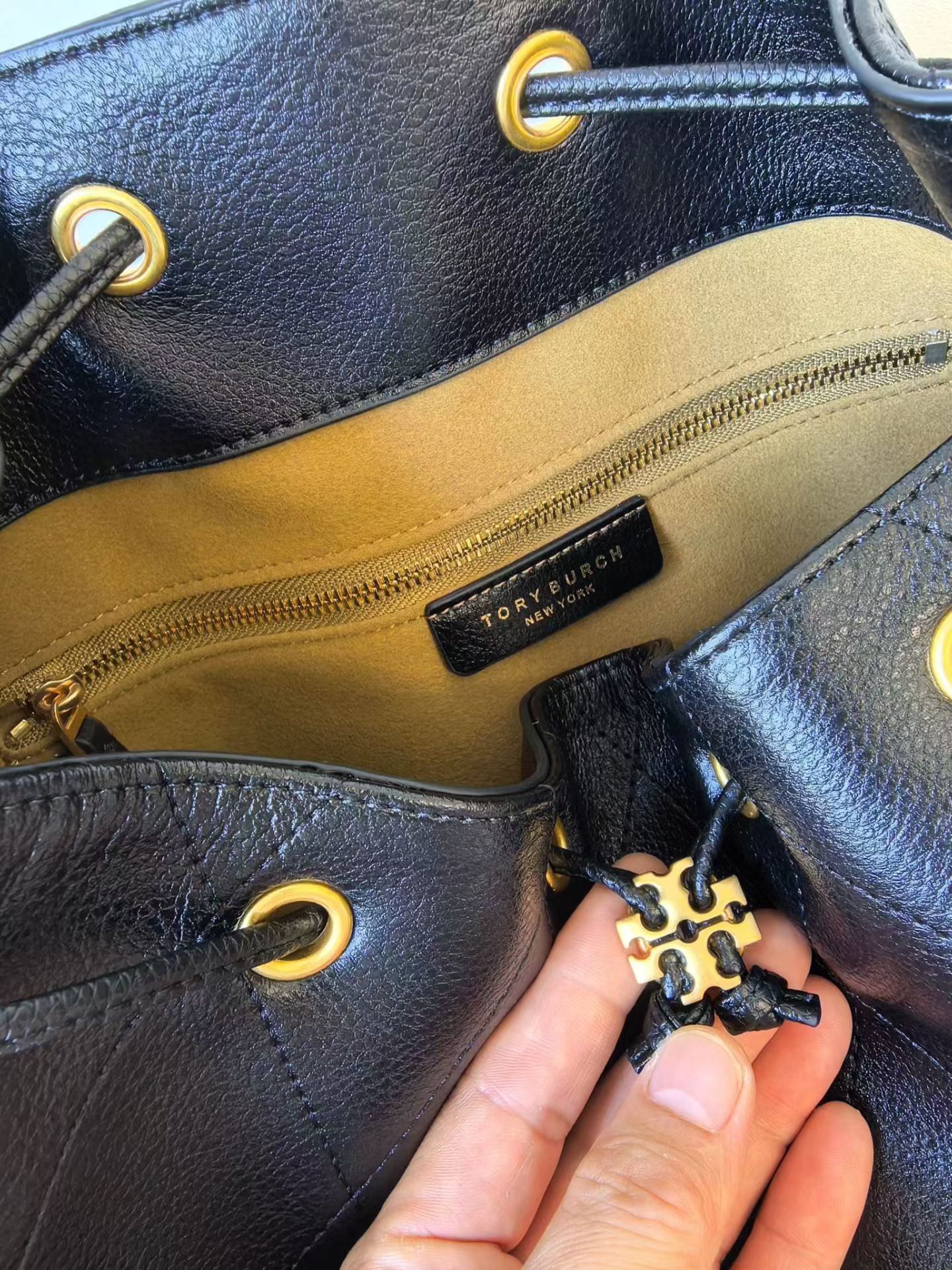 Tory Burch ToryBurch CHARLIE 大号绗缝抽绳肩背包