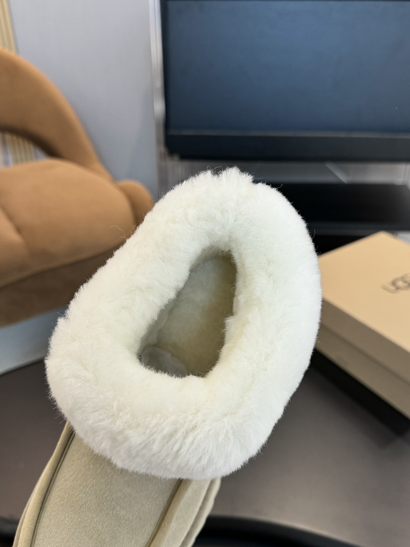 UGG延续一直爆火的小圆头设计，增加最新防滑搓衣板大底，浓浓密密的翻口毛，百搭，看看我家的头型胆位，历经
