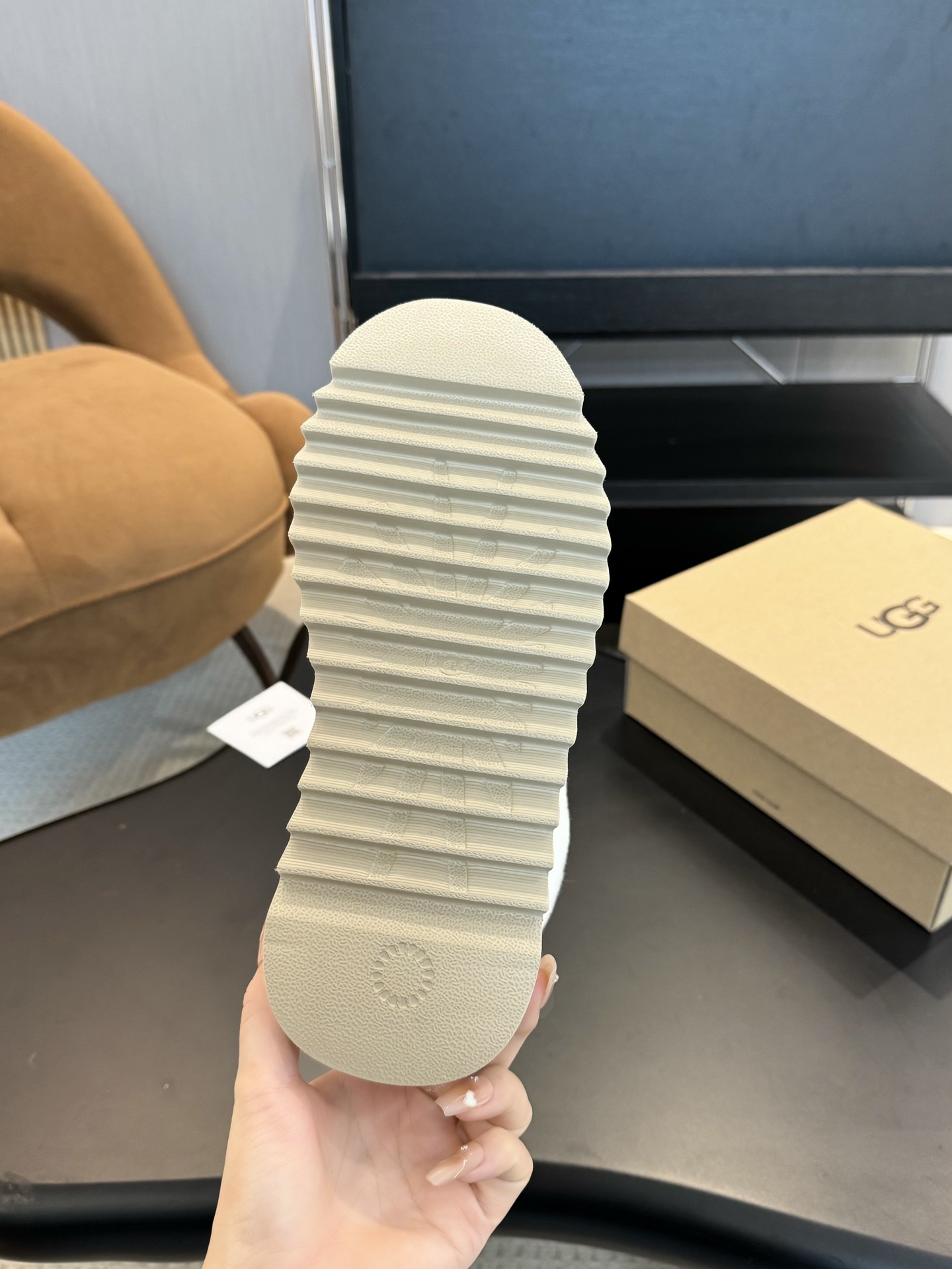 UGG延续一直爆火的小圆头设计，增加最新防滑搓衣板大底，浓浓密密的翻口毛，百搭，看看我家的头型胆位，历经