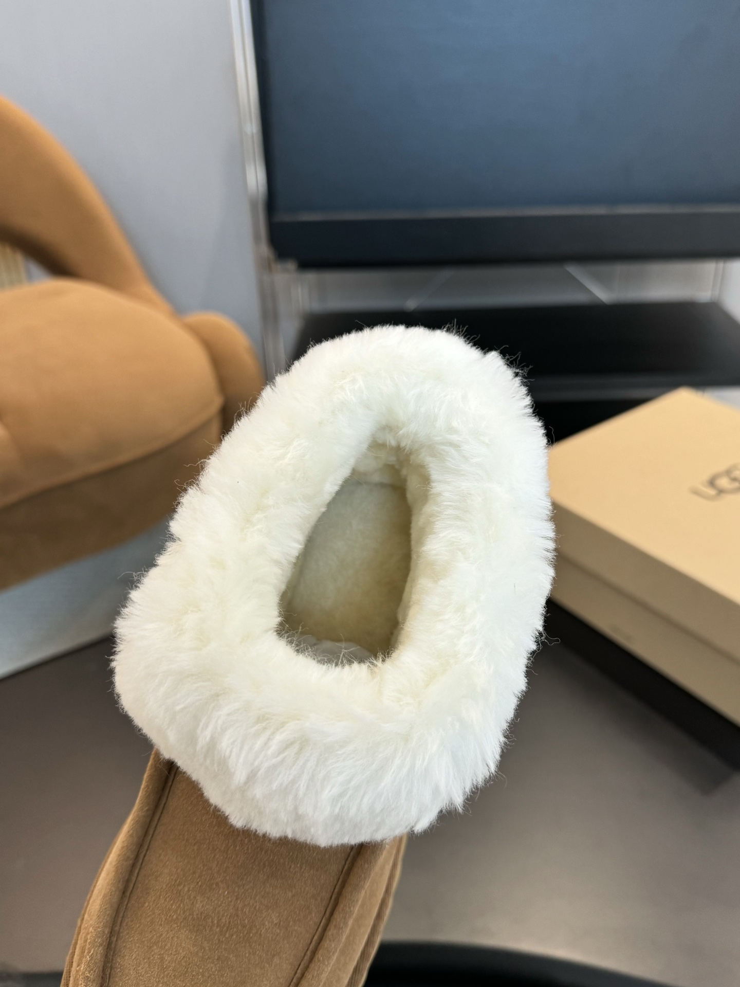 UGG延续一直爆火的小圆头设计，增加最新防滑搓衣板大底，浓浓密密的翻口毛，百搭，看看我家的头型胆位，历经