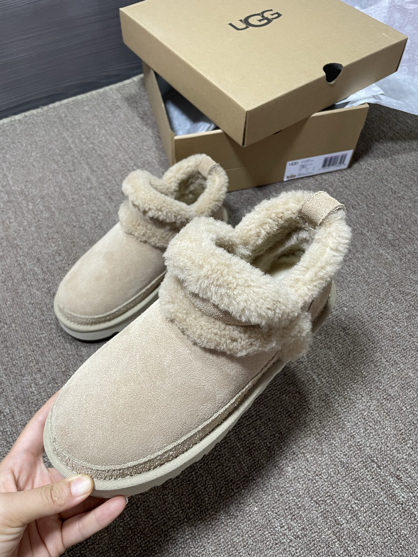 上新❤️UGG溢毛低帮，颜色：栗色，芥菜色码数35～40。可订41官网同款，拼接羊羔毛，毛茸茸，感觉萌萌