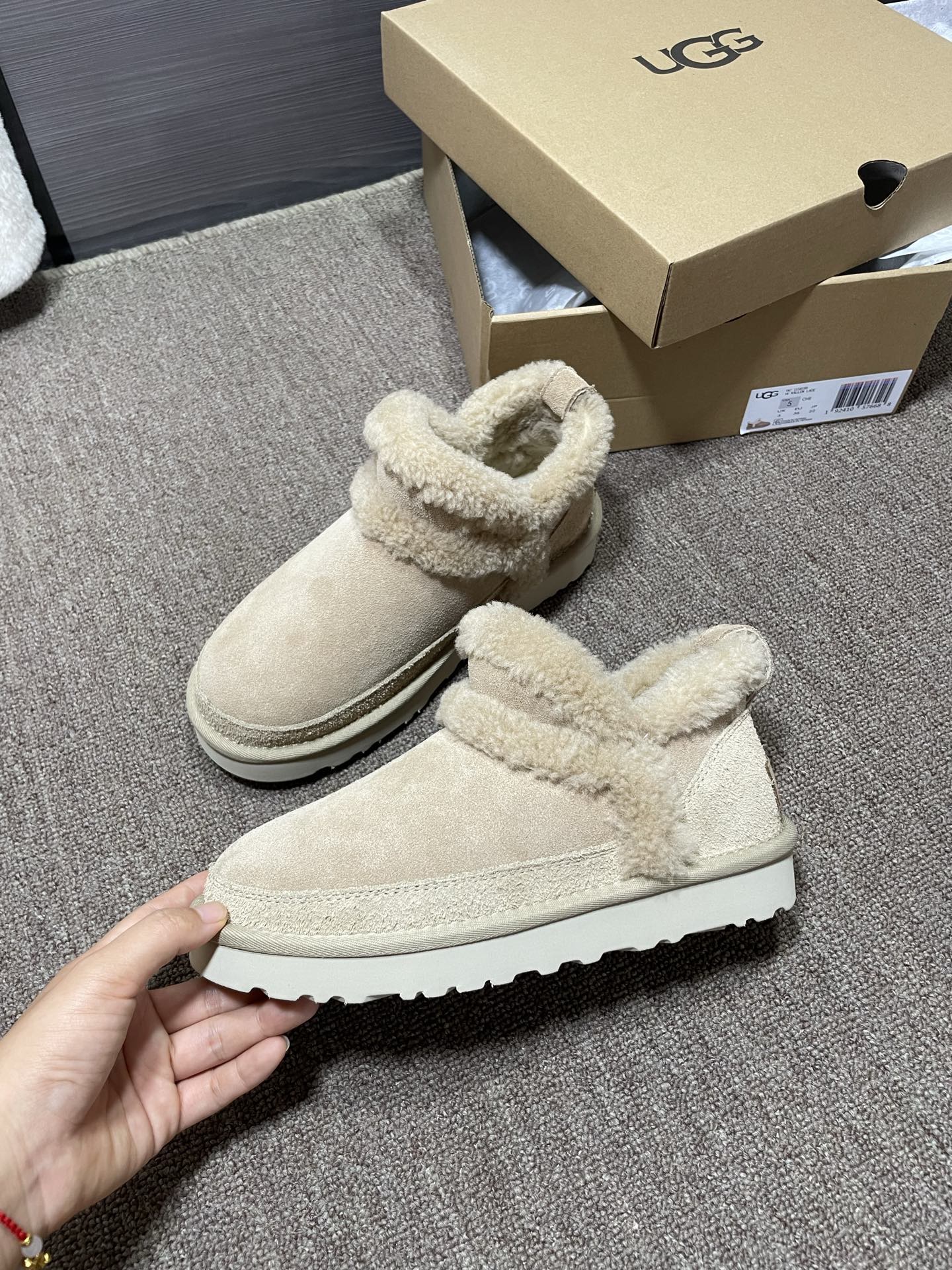 上新❤️UGG溢毛低帮，颜色：栗色，芥菜色码数35～40。可订41官网同款，拼接羊羔毛，毛茸茸，感觉萌萌