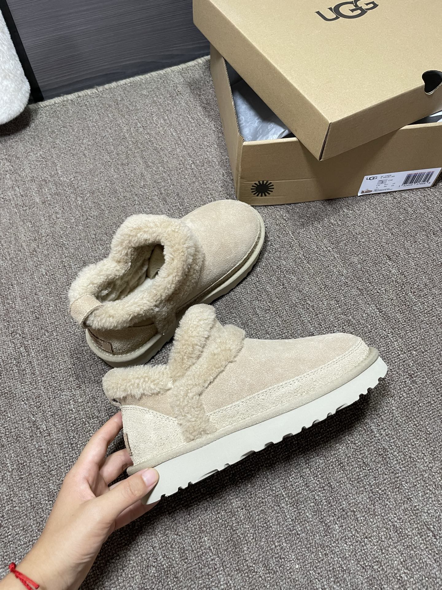 上新❤️UGG溢毛低帮，颜色：栗色，芥菜色码数35～40。可订41官网同款，拼接羊羔毛，毛茸茸，感觉萌萌
