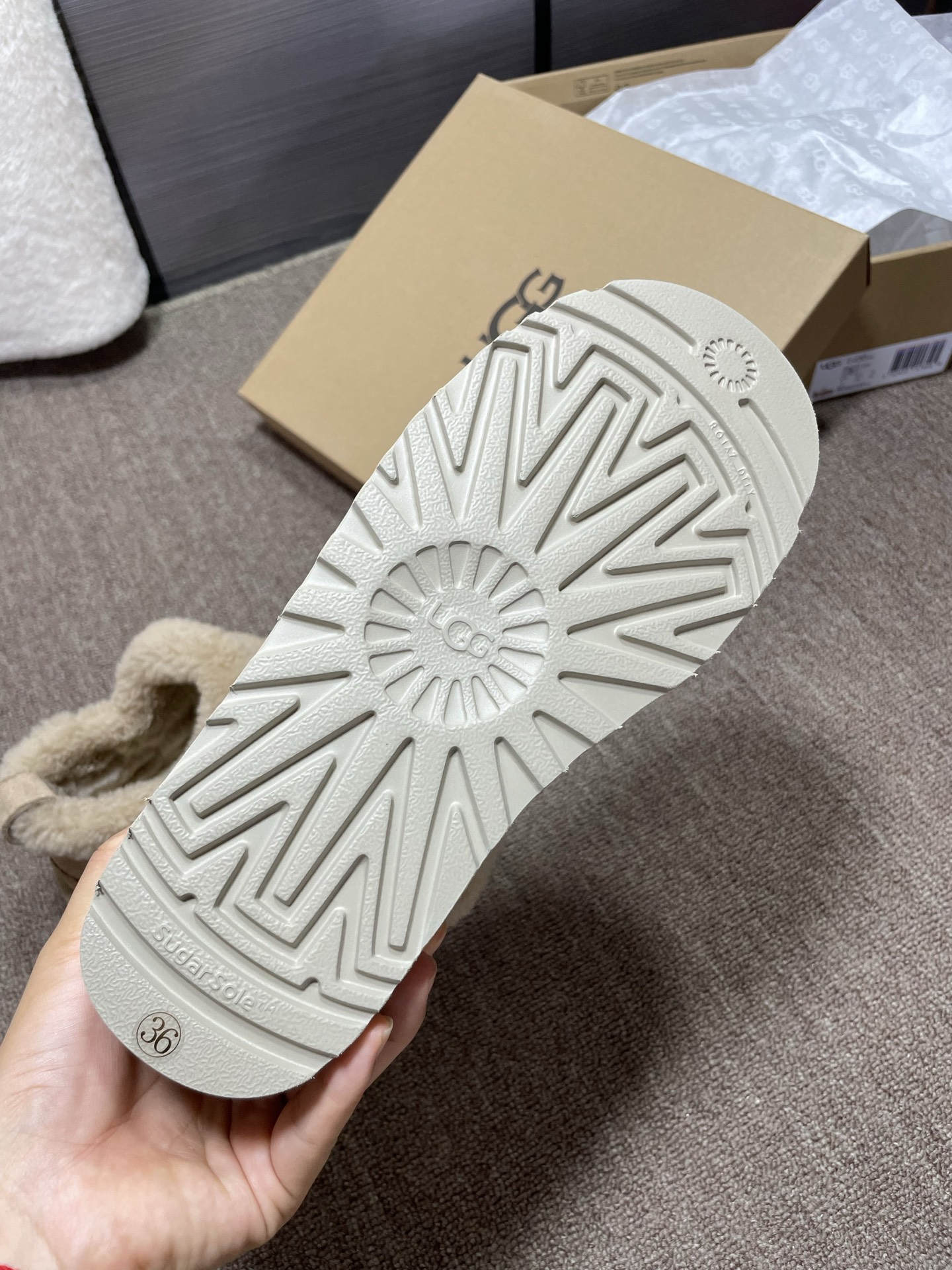 上新❤️UGG溢毛低帮，颜色：栗色，芥菜色码数35～40。可订41官网同款，拼接羊羔毛，毛茸茸，感觉萌萌