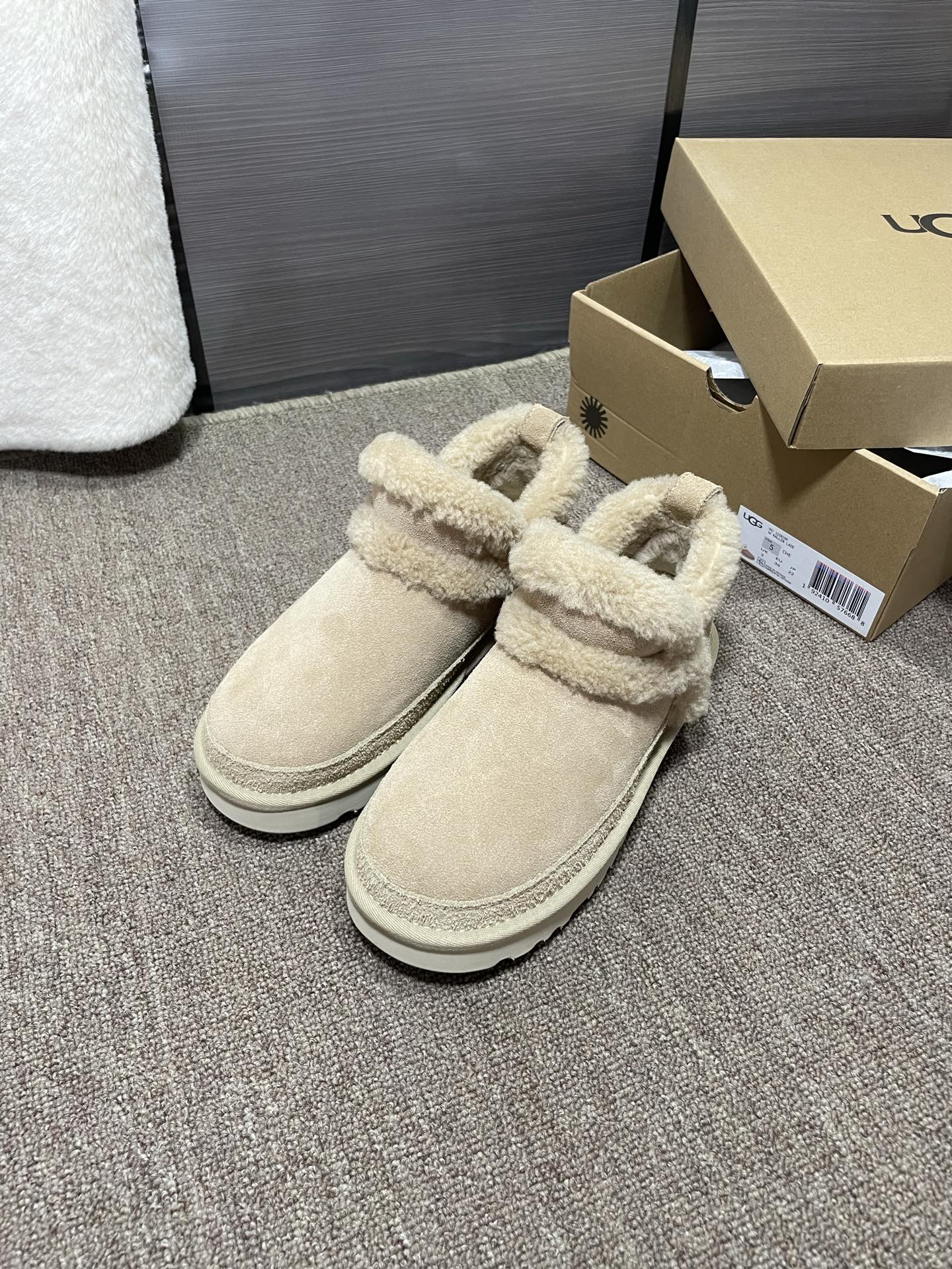 上新❤️UGG溢毛低帮，颜色：栗色，芥菜色码数35～40。可订41官网同款，拼接羊羔毛，毛茸茸，感觉萌萌