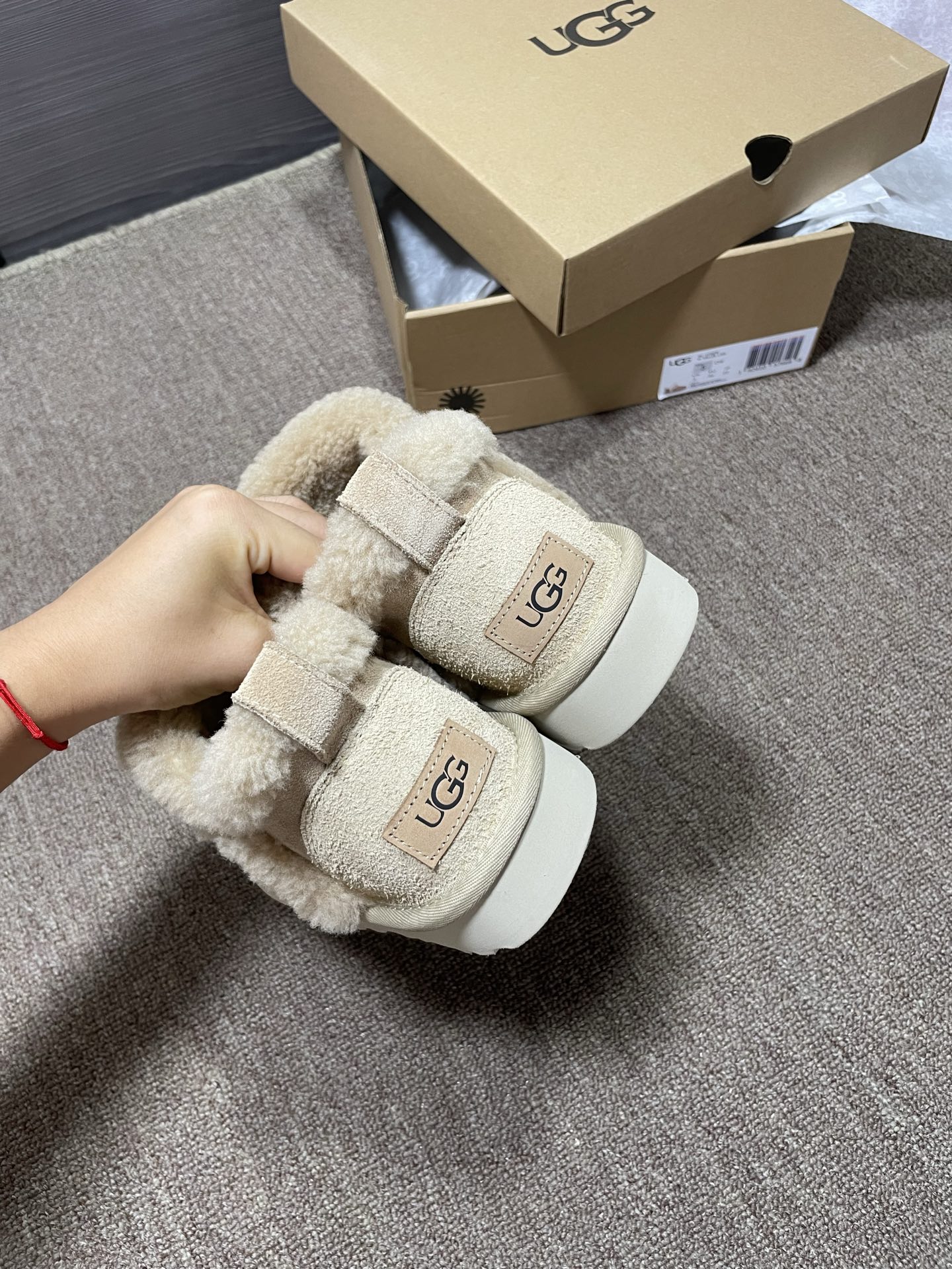 上新❤️UGG溢毛低帮，颜色：栗色，芥菜色码数35～40。可订41官网同款，拼接羊羔毛，毛茸茸，感觉萌萌