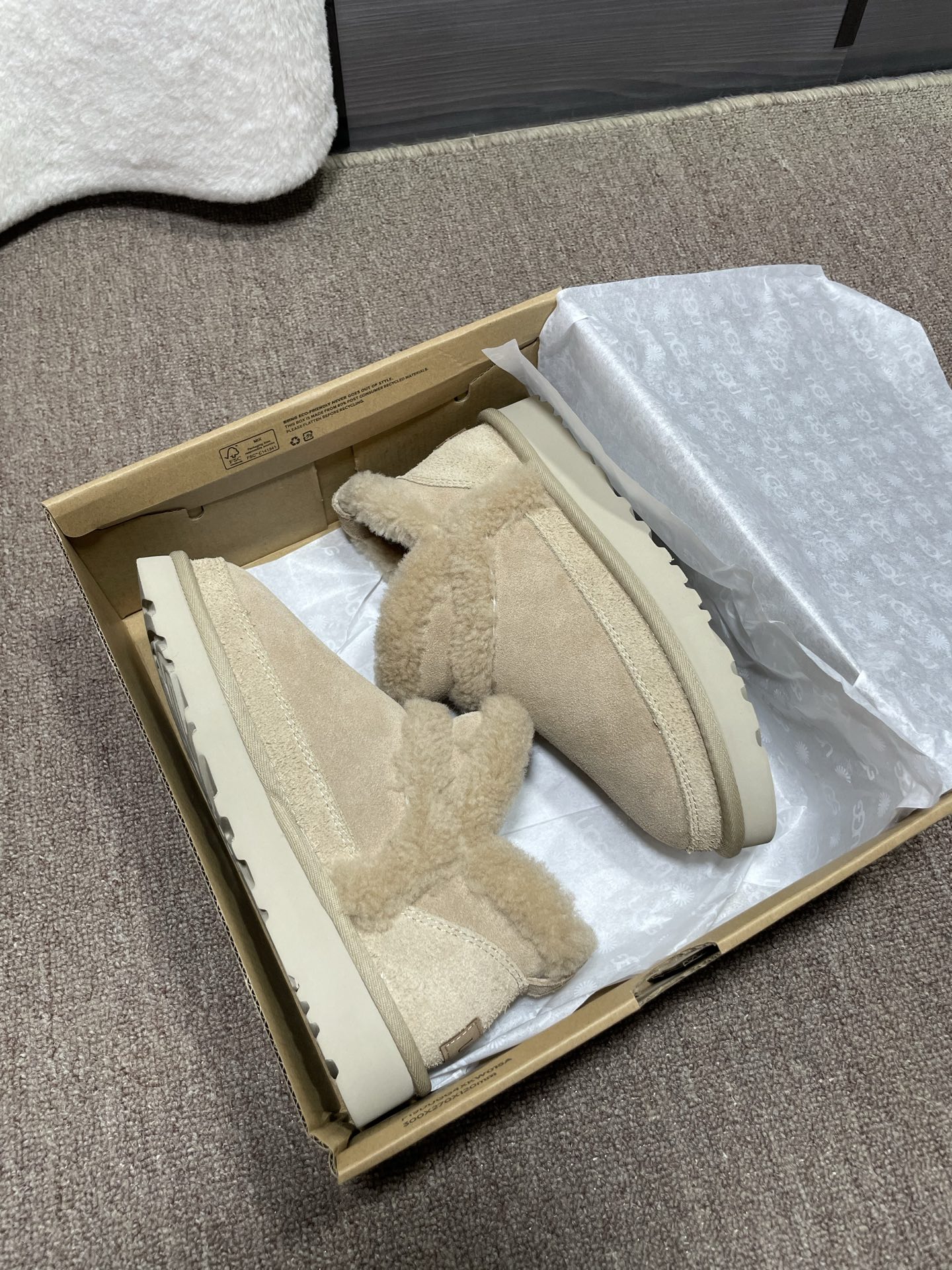 上新❤️UGG溢毛低帮，颜色：栗色，芥菜色码数35～40。可订41官网同款，拼接羊羔毛，毛茸茸，感觉萌萌
