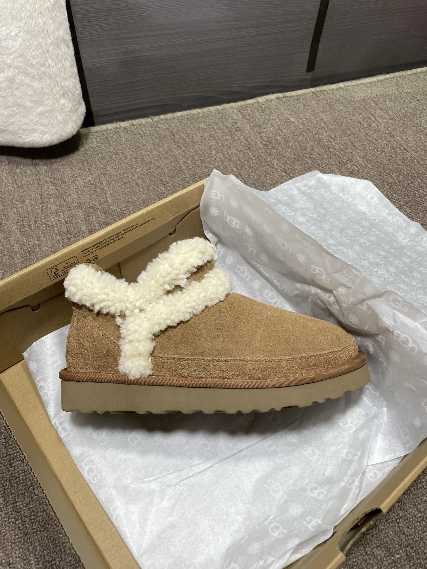上新❤️UGG溢毛低帮，颜色：栗色，芥菜色码数35～40。可订41官网同款，拼接羊羔毛，毛茸茸，感觉萌萌