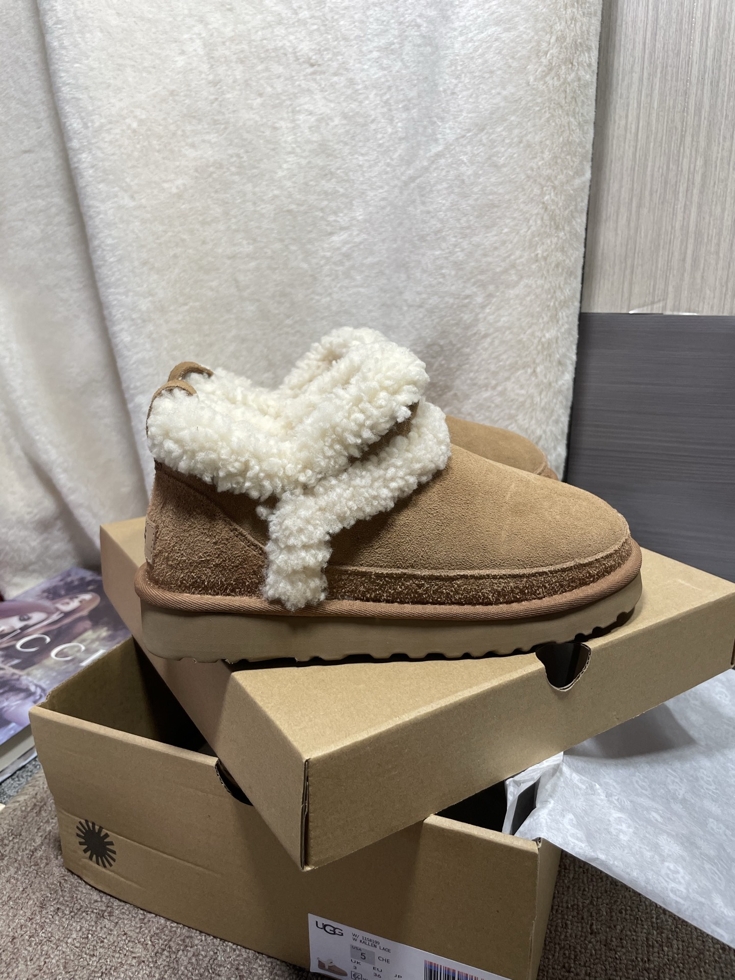 上新❤️UGG溢毛低帮，颜色：栗色，芥菜色码数35～40。可订41官网同款，拼接羊羔毛，毛茸茸，感觉萌萌