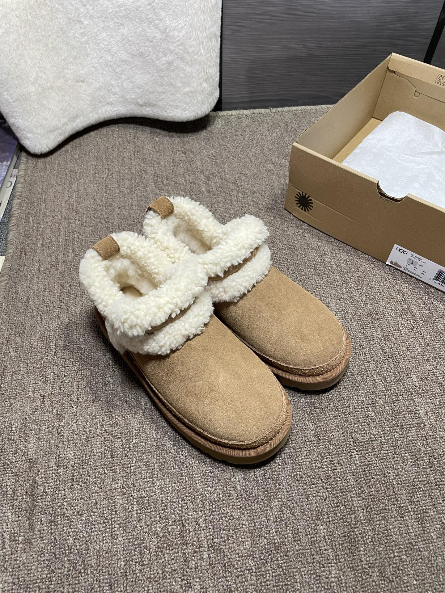 上新❤️UGG溢毛低帮，颜色：栗色，芥菜色码数35～40。可订41官网同款，拼接羊羔毛，毛茸茸，感觉萌萌