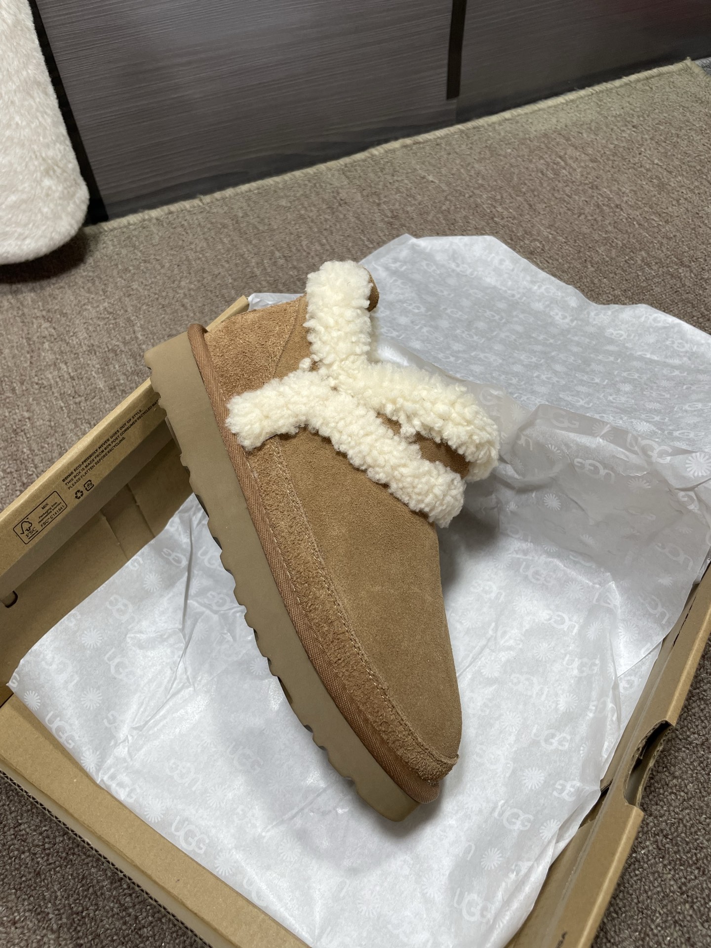 上新❤️UGG溢毛低帮，颜色：栗色，芥菜色码数35～40。可订41官网同款，拼接羊羔毛，毛茸茸，感觉萌萌