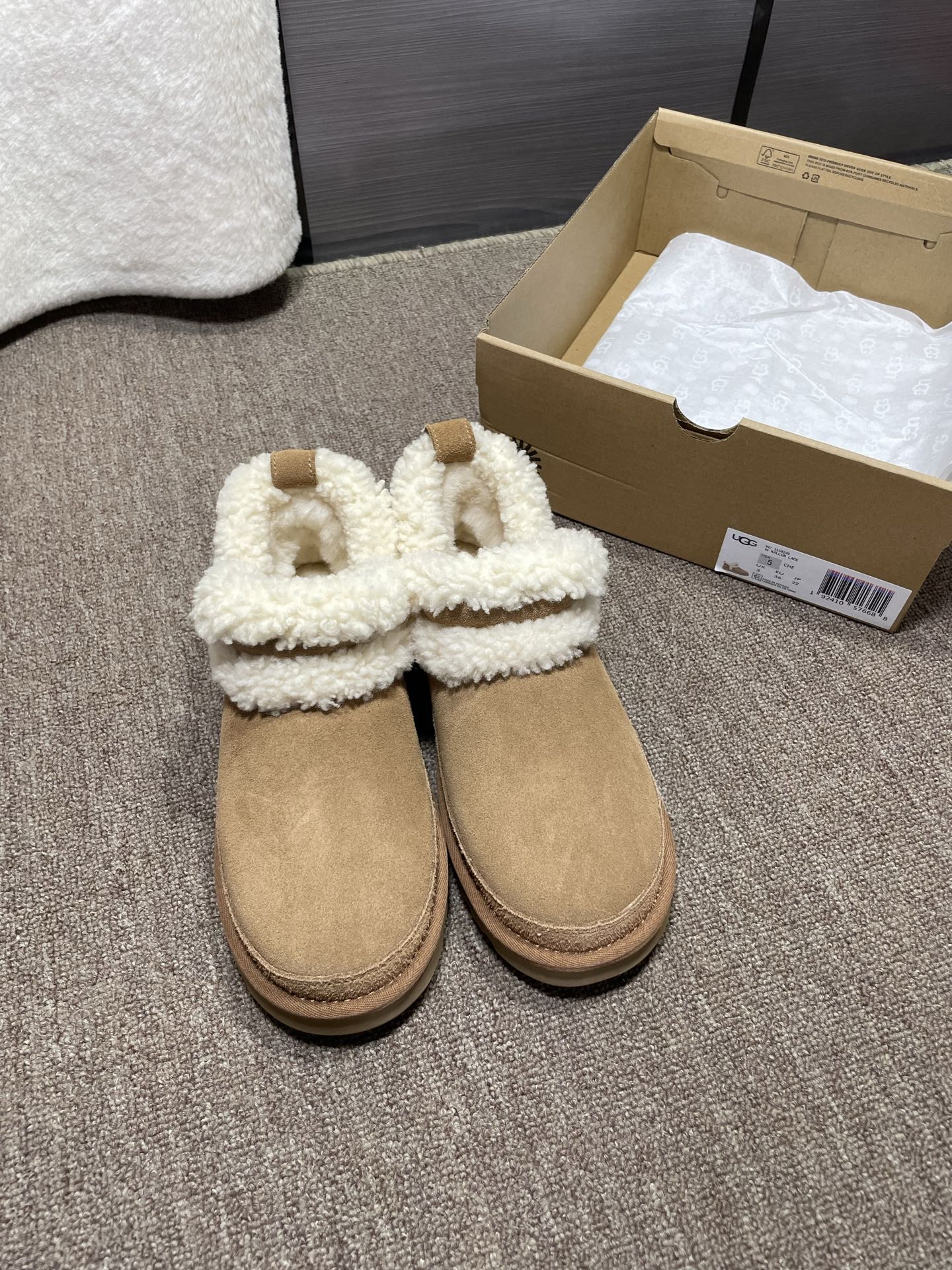 上新❤️UGG溢毛低帮，颜色：栗色，芥菜色码数35～40。可订41官网同款，拼接羊羔毛，毛茸茸，感觉萌萌