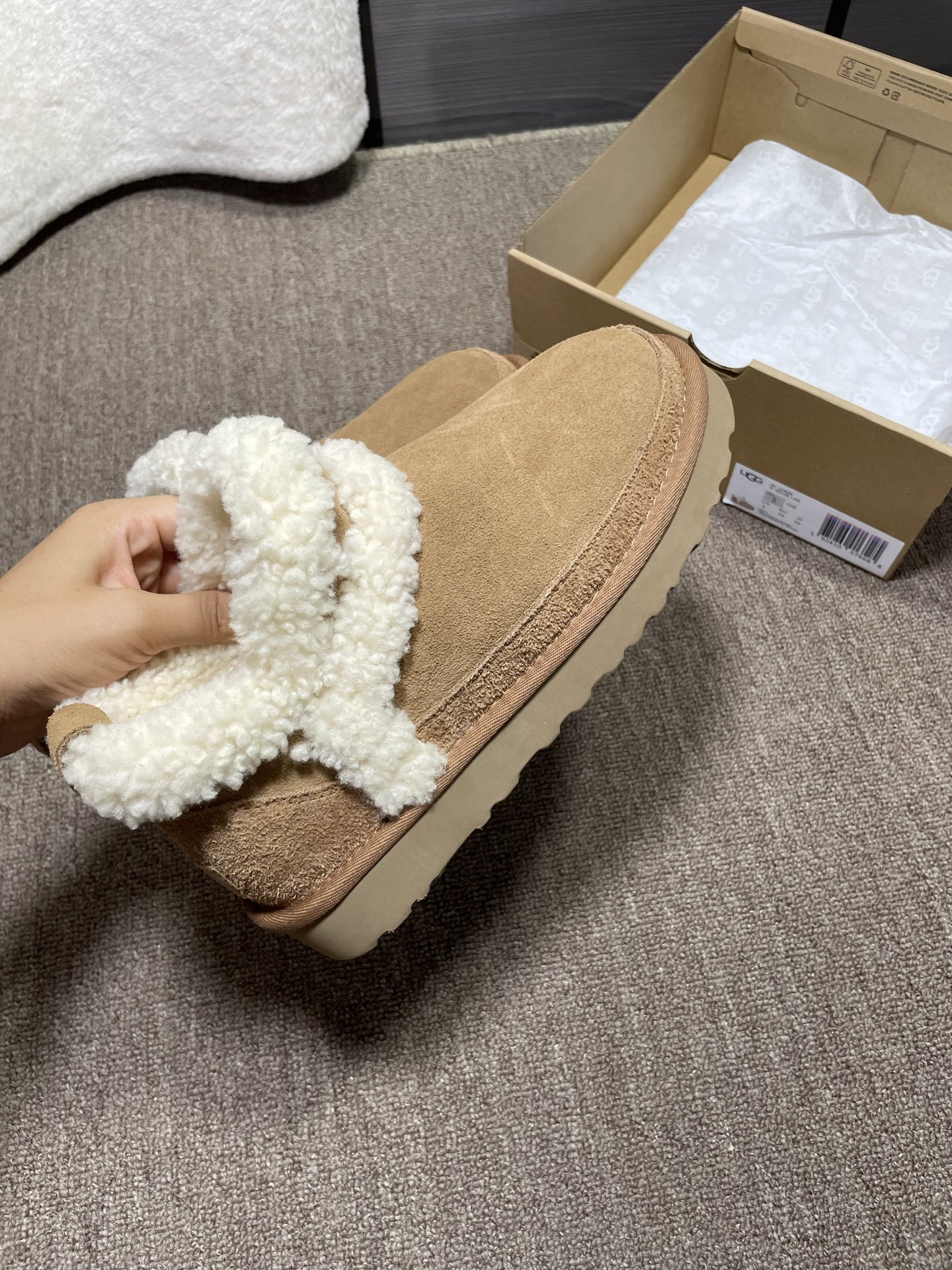上新❤️UGG溢毛低帮，颜色：栗色，芥菜色码数35～40。可订41官网同款，拼接羊羔毛，毛茸茸，感觉萌萌