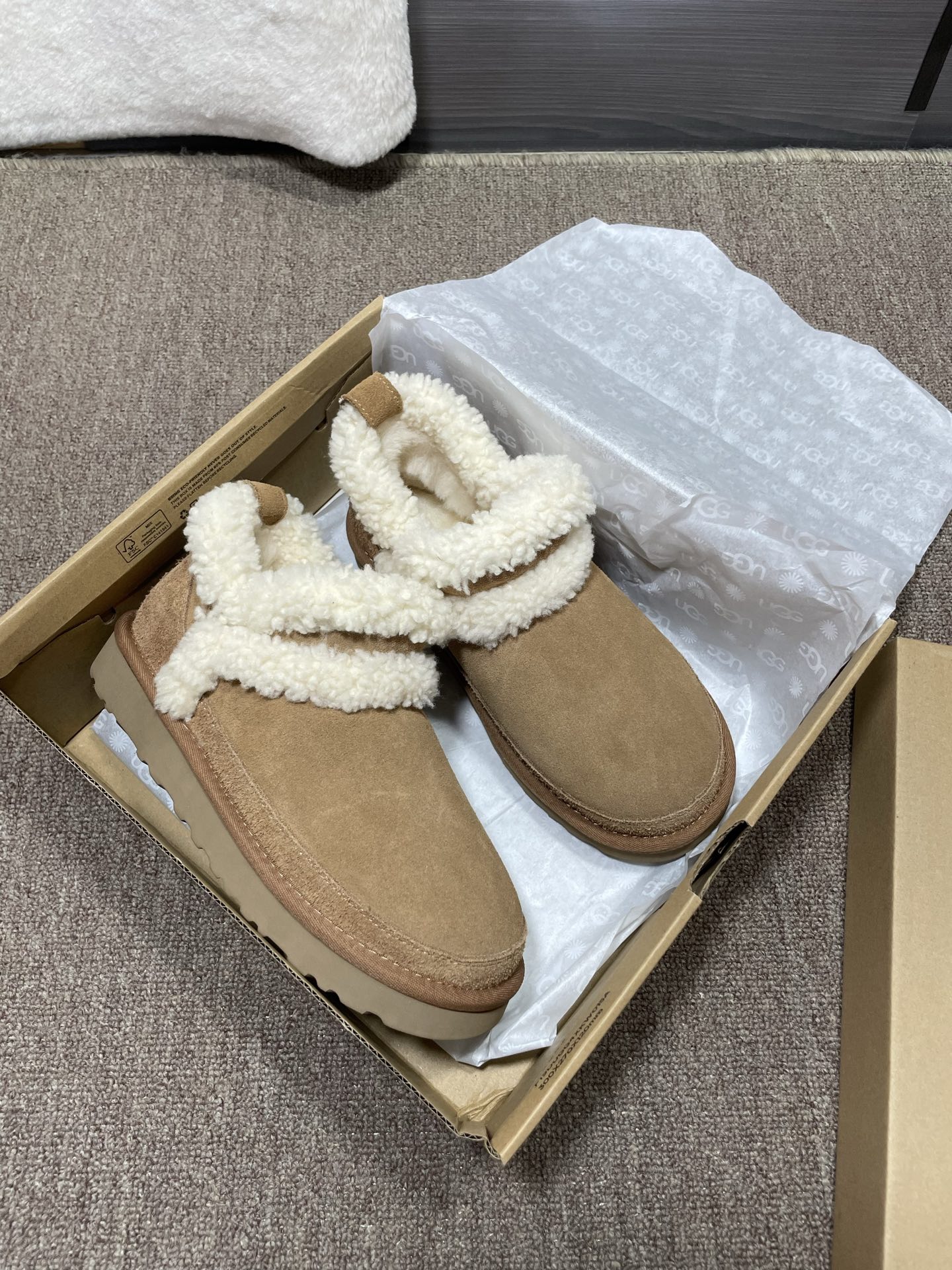 上新❤️UGG溢毛低帮，颜色：栗色，芥菜色码数35～40。可订41官网同款，拼接羊羔毛，毛茸茸，感觉萌萌