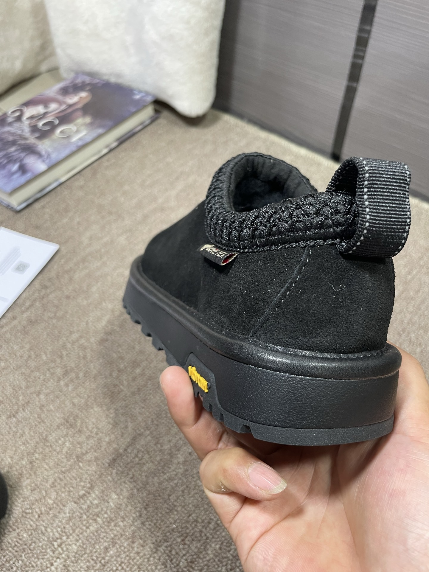 上新💌UGG塔斯曼，官网同步小便鞋颜色：栗色，黑色码数：35~40，可订41成型大底，橡胶发泡，轻便耐磨
