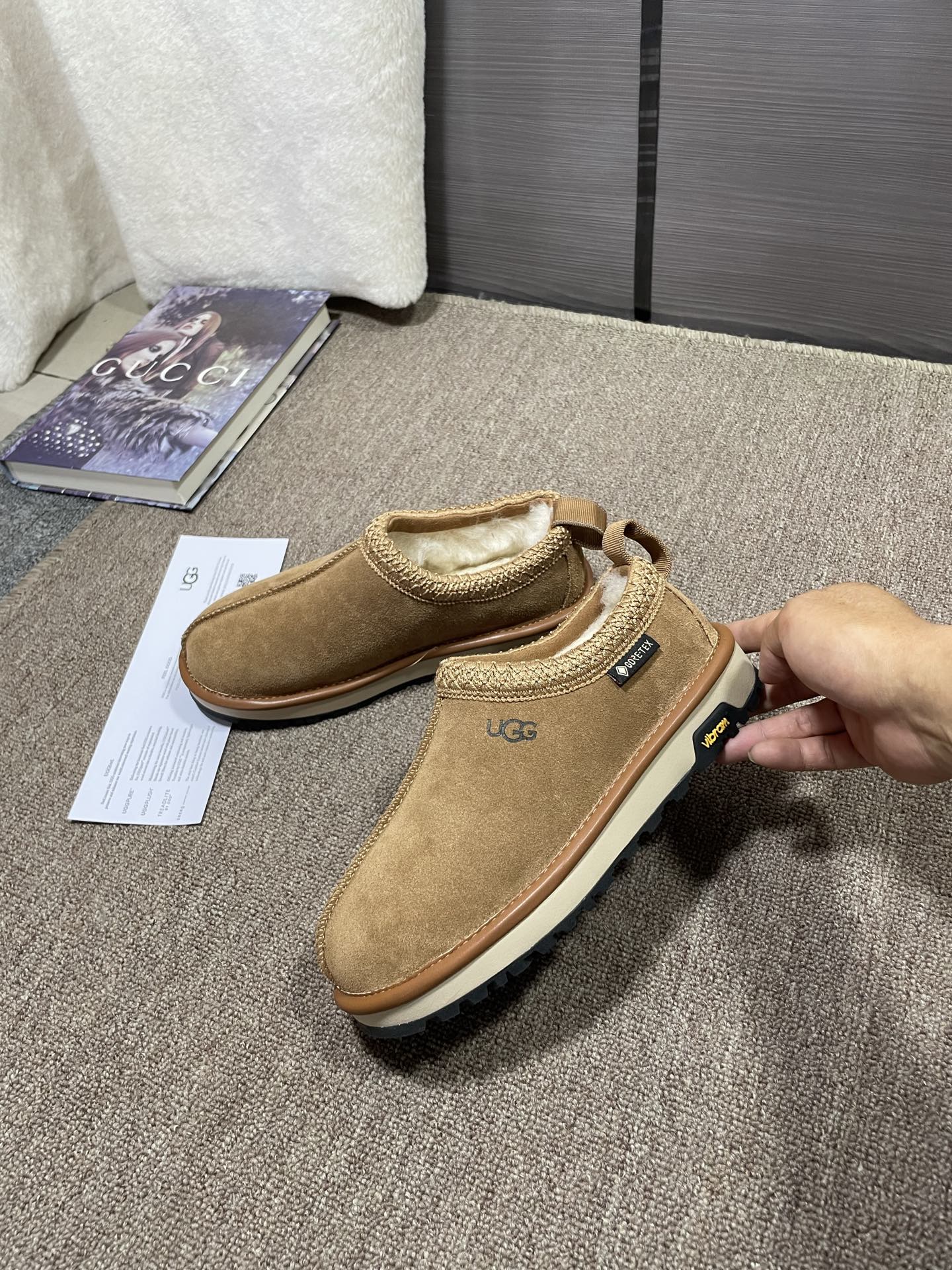 上新💌UGG塔斯曼，官网同步小便鞋颜色：栗色，黑色码数：35~40，可订41成型大底，橡胶发泡，轻便耐磨