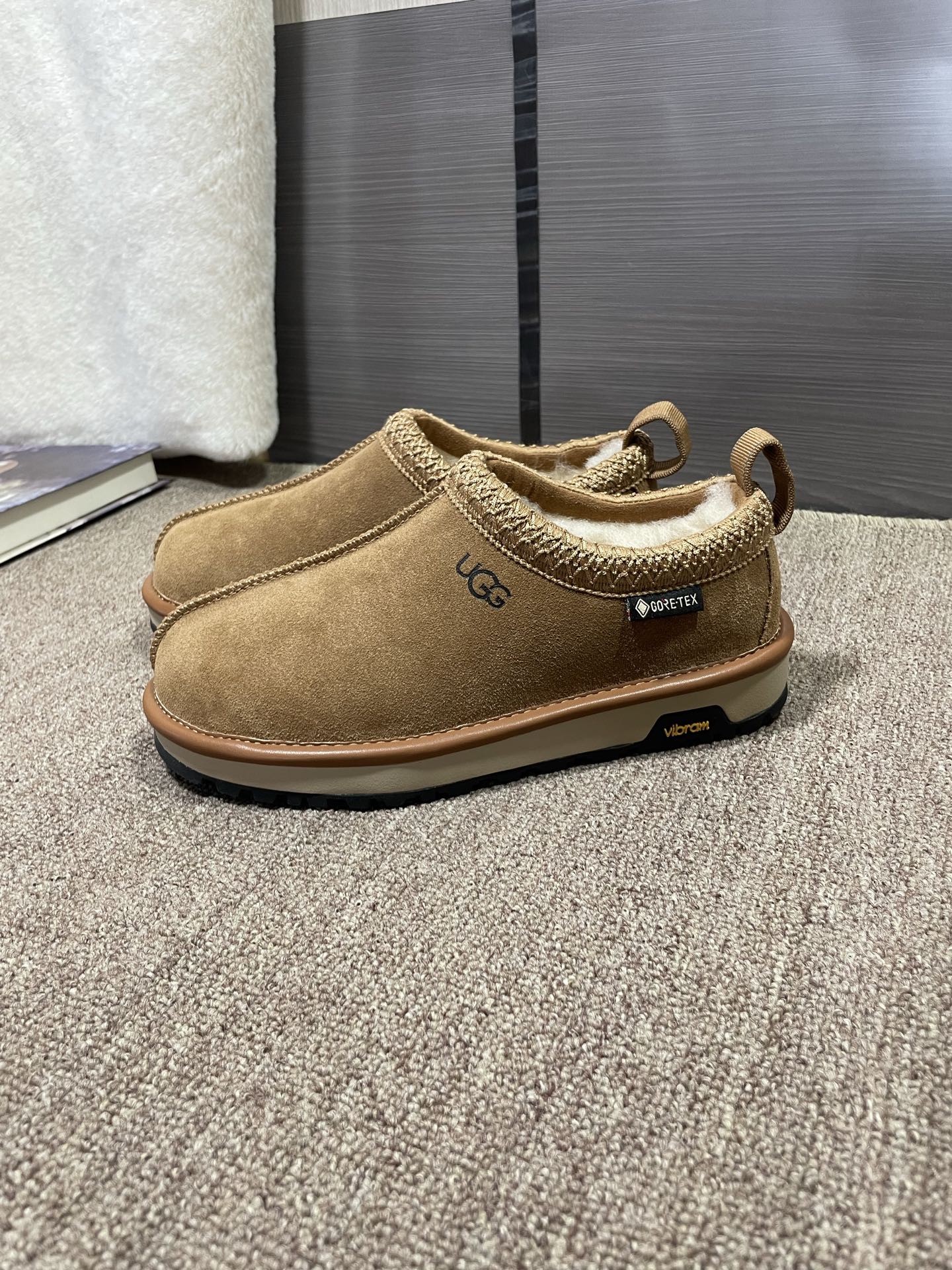 上新💌UGG塔斯曼，官网同步小便鞋颜色：栗色，黑色码数：35~40，可订41成型大底，橡胶发泡，轻便耐磨
