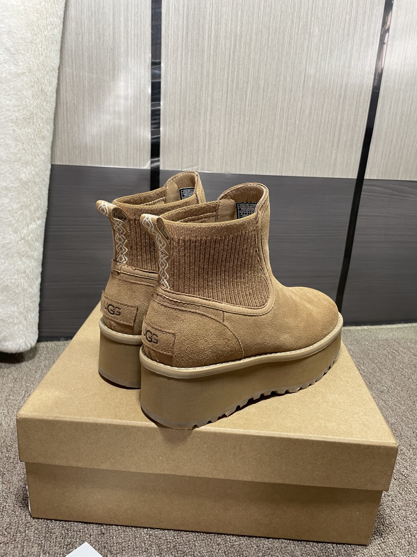 上新❤️UGG城市方克靴（切尔西款）材料：牛皮反绒，羊皮毛，强力橡筋，大底：EVA➕生胶底片耐磨跟高5厘
