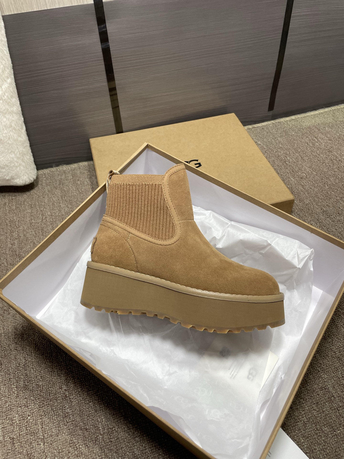 上新❤️UGG城市方克靴（切尔西款）材料：牛皮反绒，羊皮毛，强力橡筋，大底：EVA➕生胶底片耐磨跟高5厘
