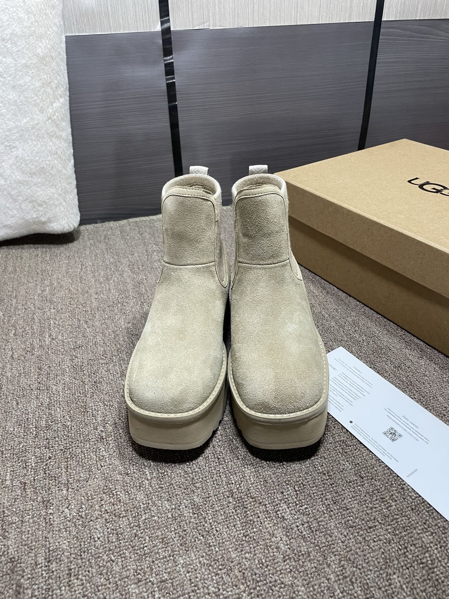 上新❤️UGG城市方克靴（切尔西款）材料：牛皮反绒，羊皮毛，强力橡筋，大底：EVA➕生胶底片耐磨跟高5厘