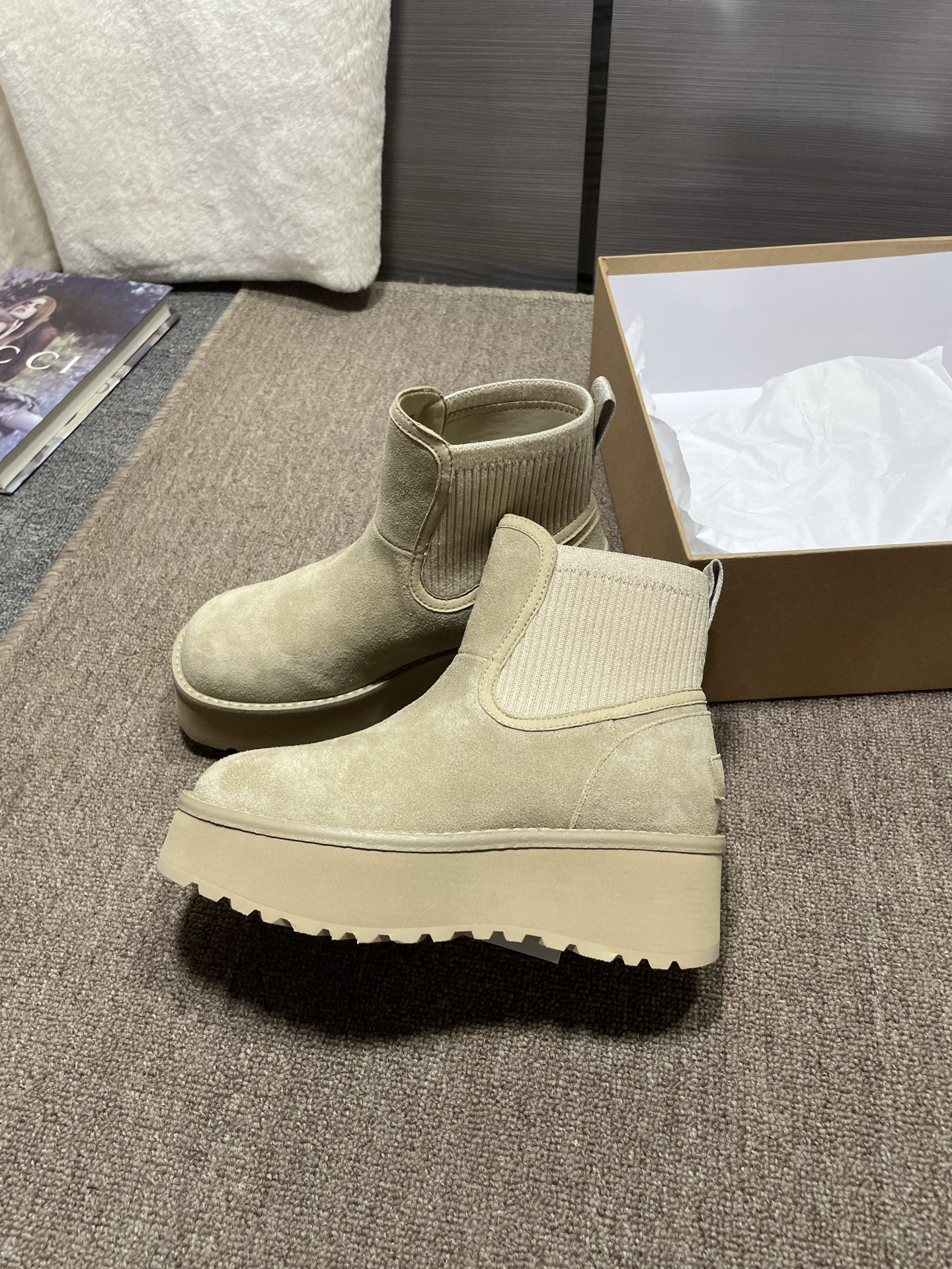 上新❤️UGG城市方克靴（切尔西款）材料：牛皮反绒，羊皮毛，强力橡筋，大底：EVA➕生胶底片耐磨跟高5厘