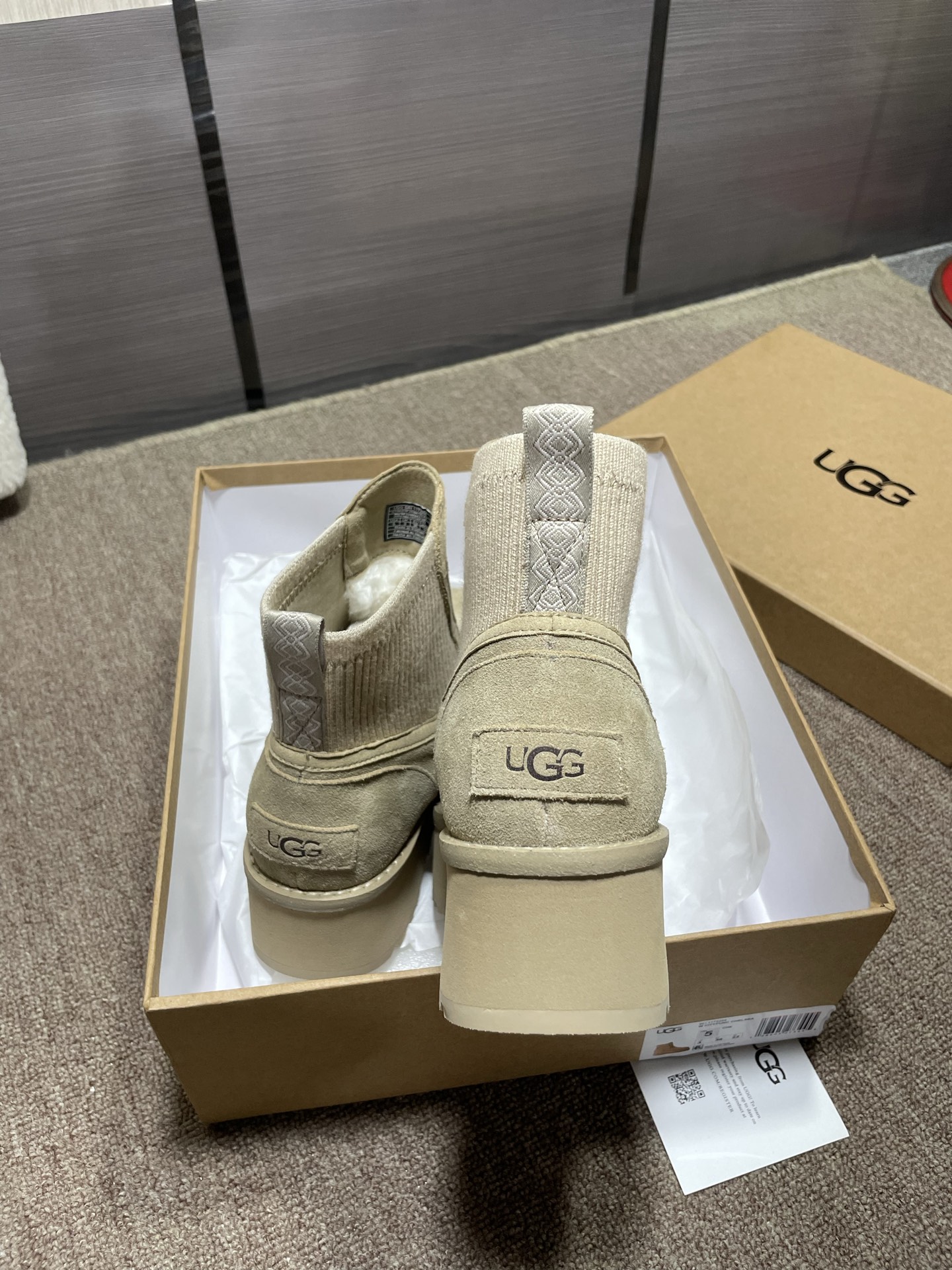 上新❤️UGG城市方克靴（切尔西款）材料：牛皮反绒，羊皮毛，强力橡筋，大底：EVA➕生胶底片耐磨跟高5厘