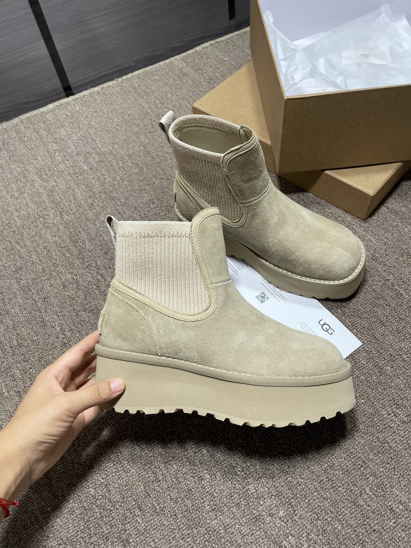 上新❤️UGG城市方克靴（切尔西款）材料：牛皮反绒，羊皮毛，强力橡筋，大底：EVA➕生胶底片耐磨跟高5厘