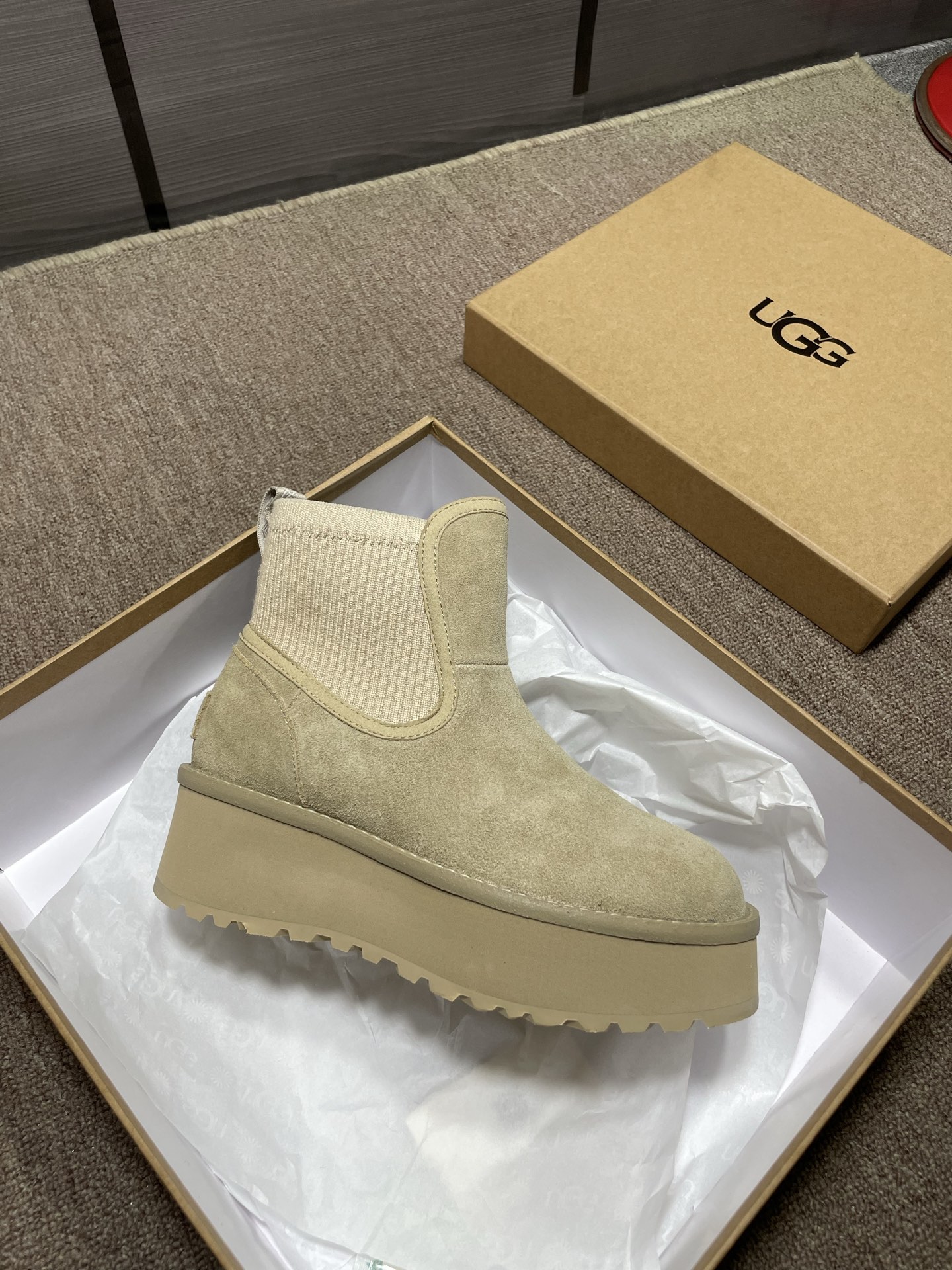 上新❤️UGG城市方克靴（切尔西款）材料：牛皮反绒，羊皮毛，强力橡筋，大底：EVA➕生胶底片耐磨跟高5厘